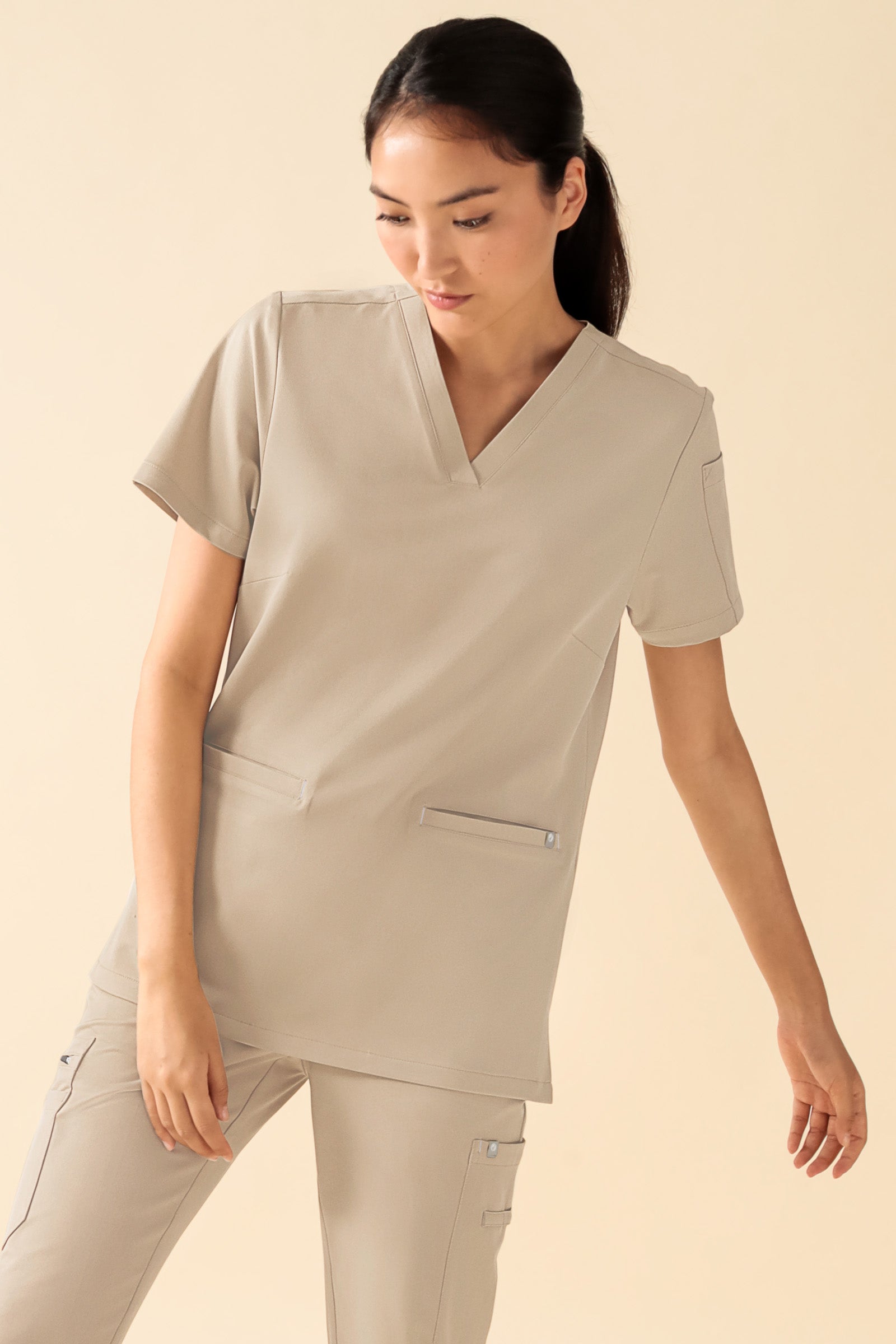 KAERE Schlupfkasack Damen - V-Ausschnitt sand, Vue de face Le mannequin mesure 175 cm et porte la taille S