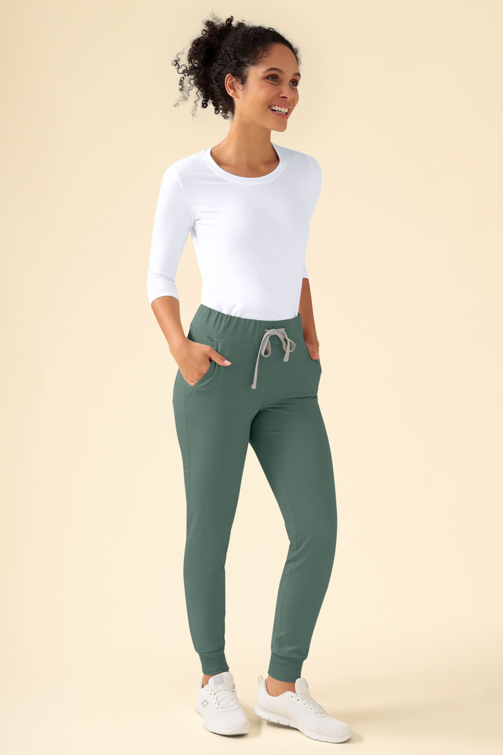 KAERE Hose Damen - Saumbündchen ohne Beintaschen dunkelgrün, Vorderansicht Das Model ist 176 cm gross und trägt Grösse S