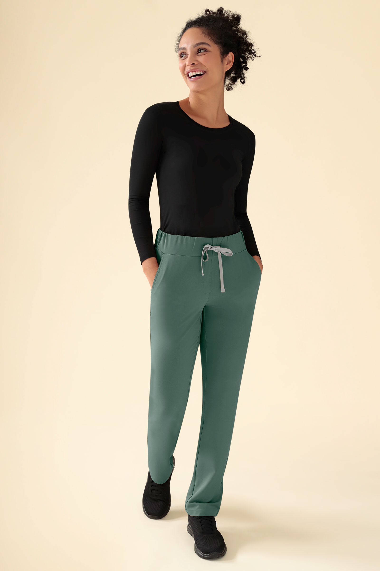 KAERE Hose Damen - gerader Saum ohne Beintaschen dunkelgrün, Vorderansicht Das Model ist 176 cm gross und trägt Grösse S