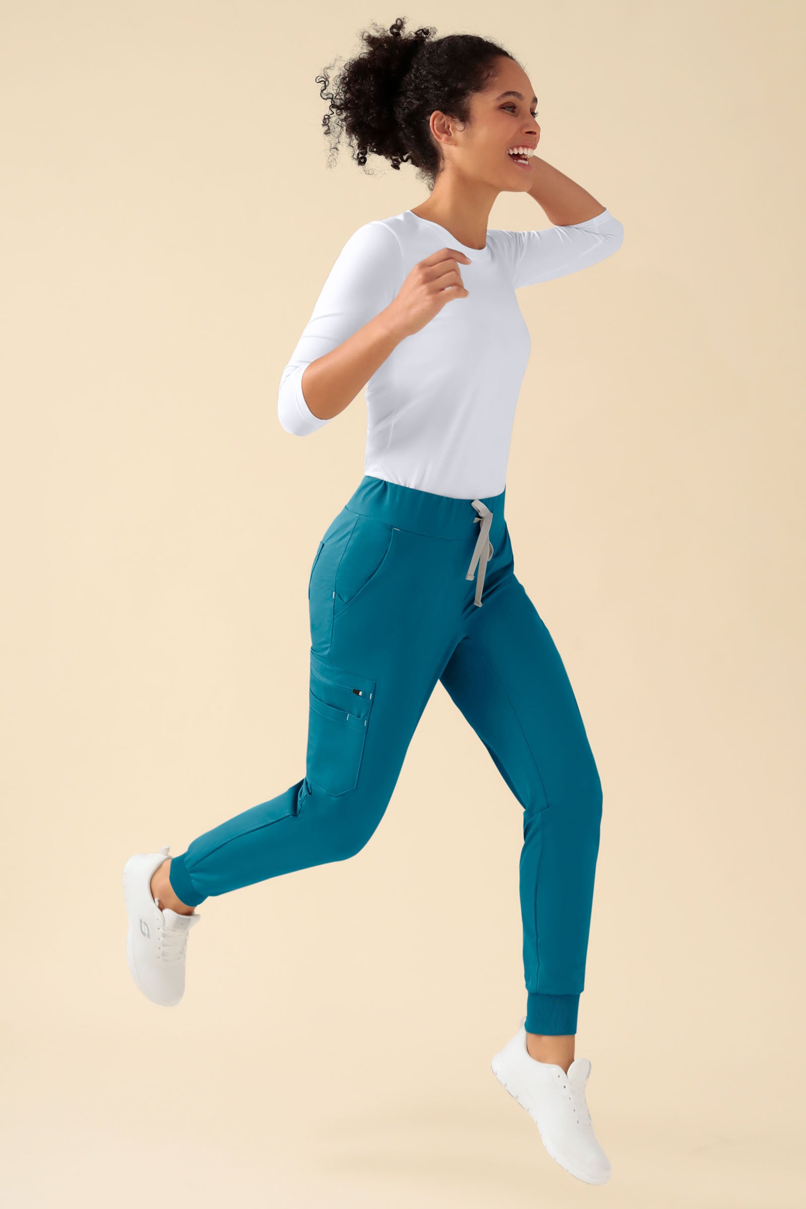 KAERE Hose Damen - Saumbündchen mit Beintaschen petrol, Vorderansicht Das Model ist 176 cm gross und trägt Grösse S