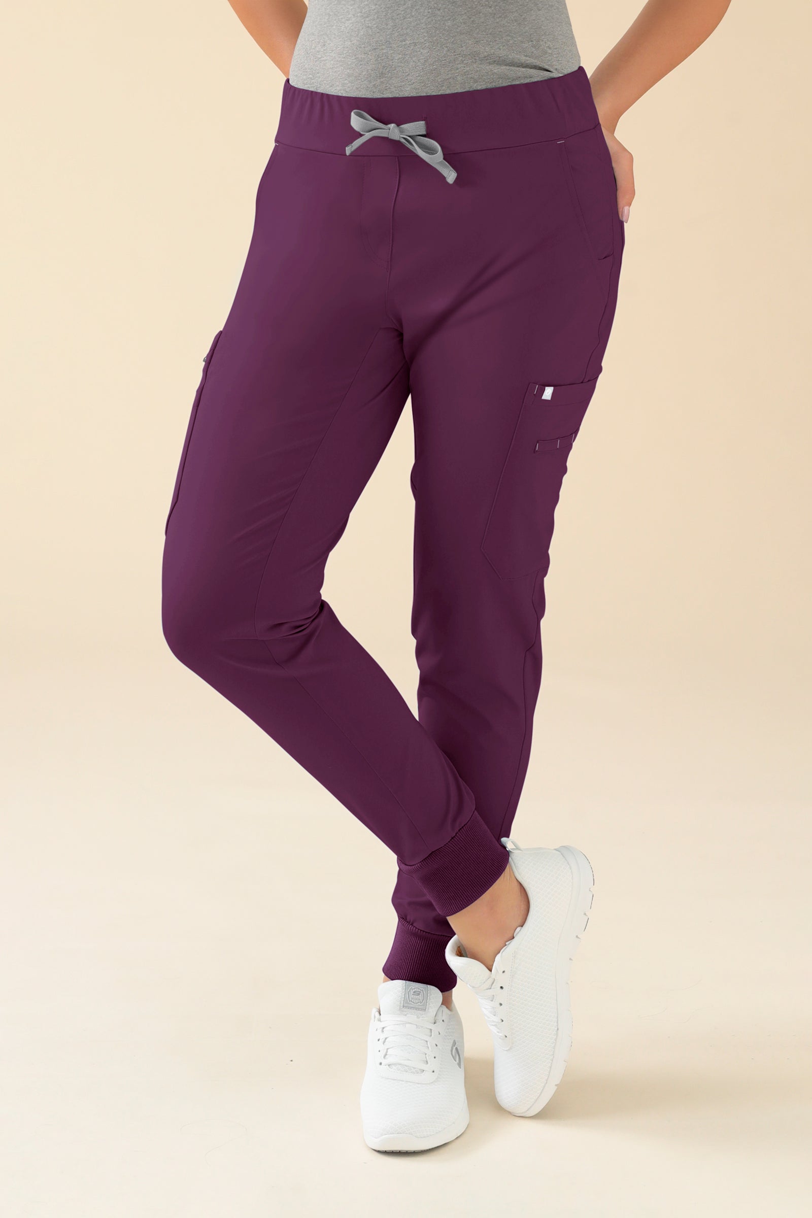 KAERE Hose Damen - Saumbündchen mit Beintaschen pflaume, Vorderansicht Das Model ist 176 cm gross und trägt Grösse S
