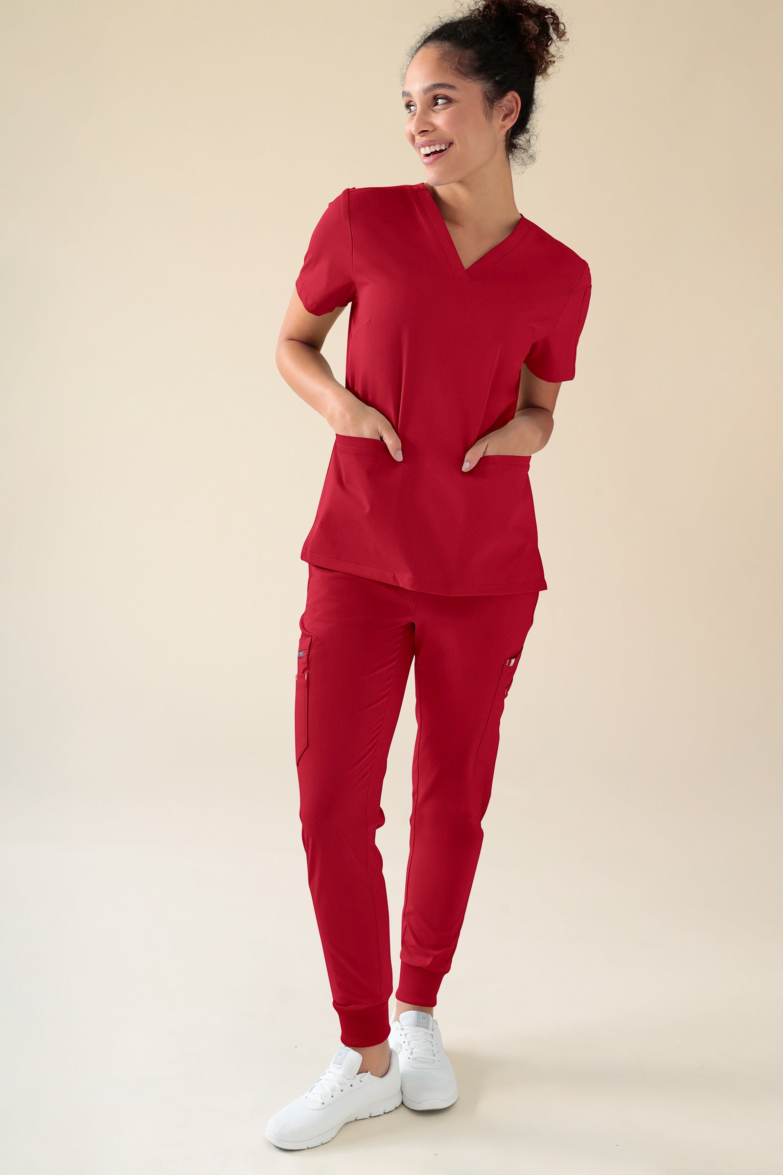 KAERE Hose Damen - Saumbündchen mit Beintaschen rot, Vorderansicht Das Model ist 176 cm gross und trägt Grösse S