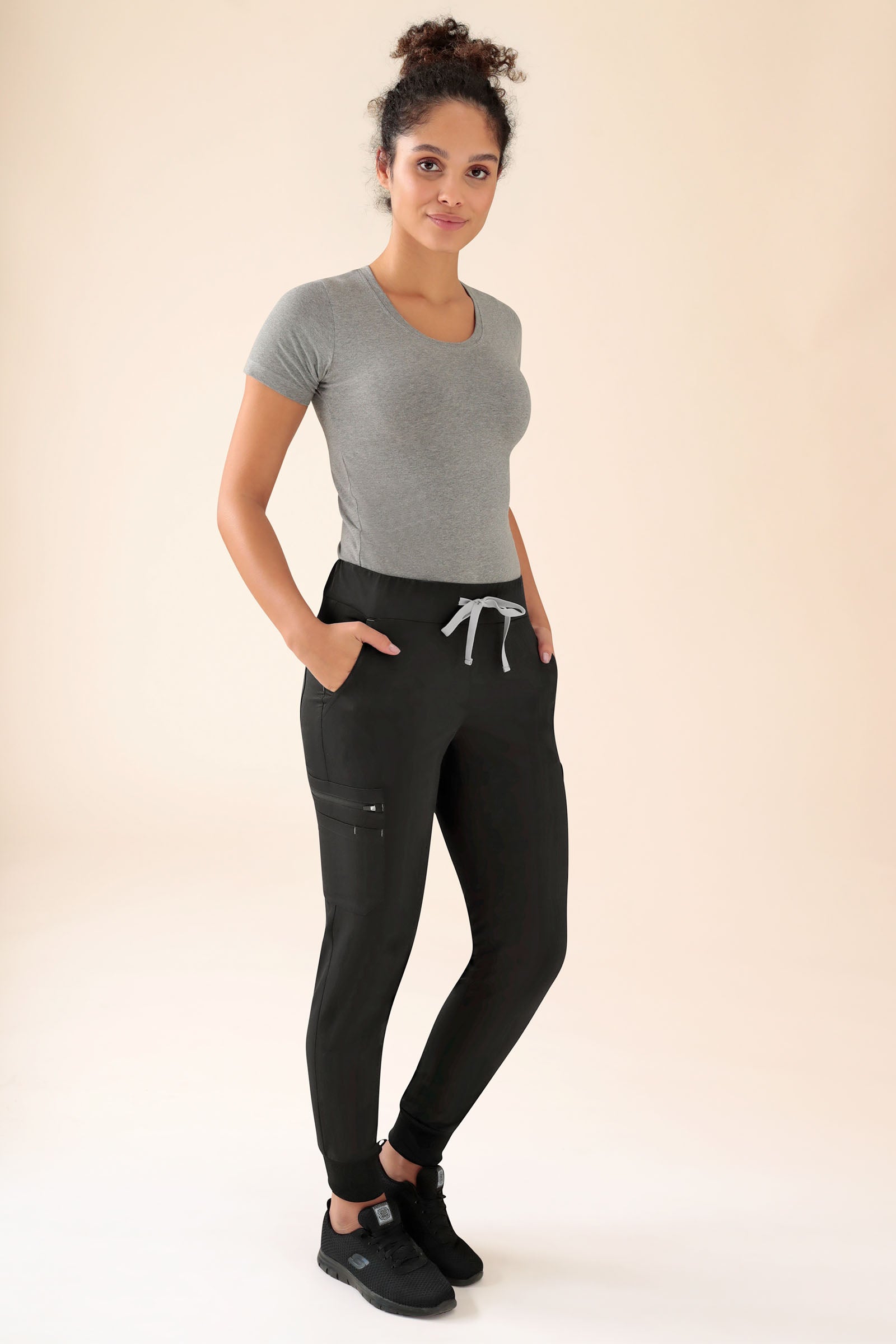 KAERE Hose Damen - Saumbündchen mit Beintaschen schwarz, Vue de face Le mannequin mesure 176 cm et porte la taille S