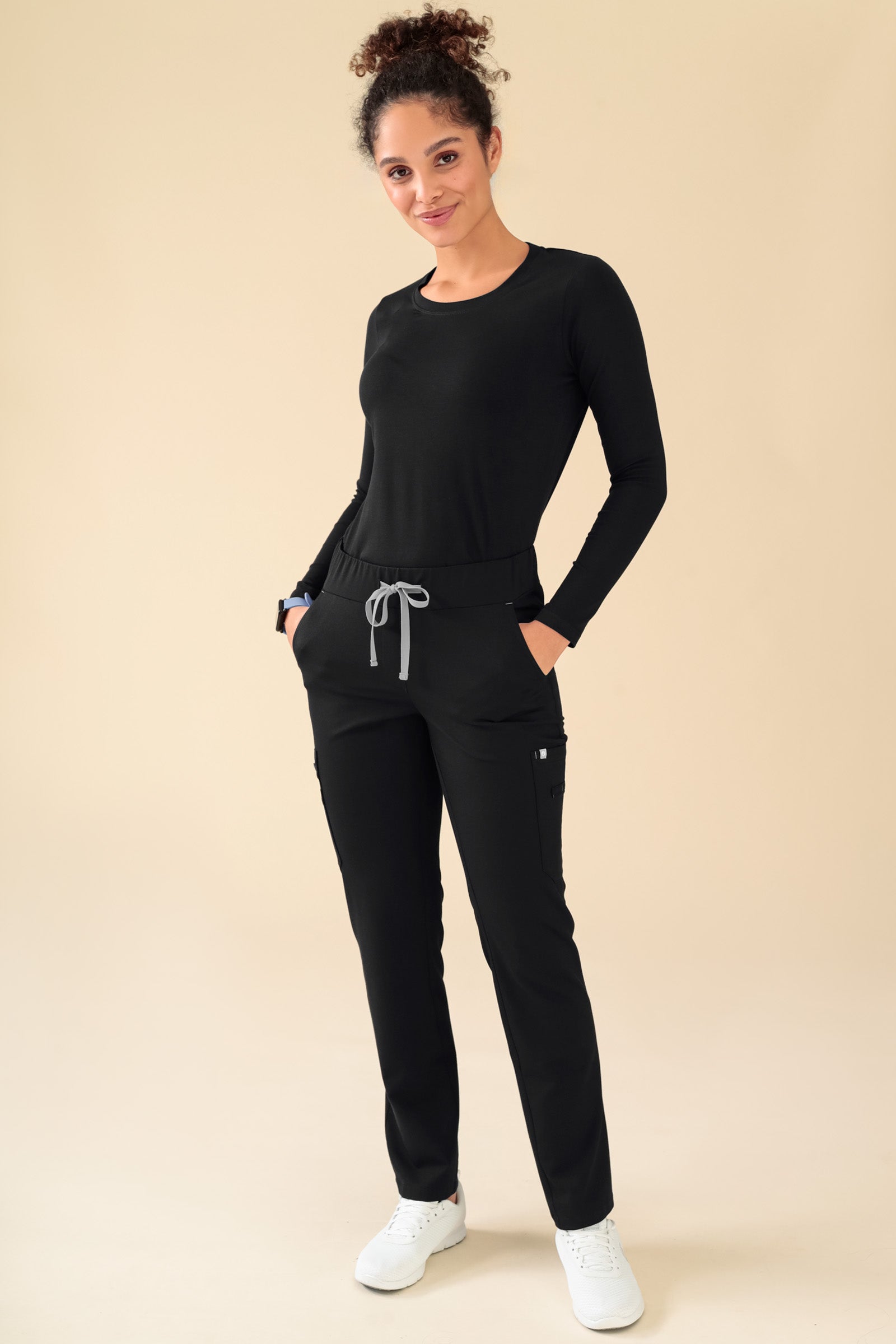 KAERE Hose Damen - gerader Saum mit Beintaschen schwarz, Vue de face Le mannequin mesure 176 cm et porte la taille S