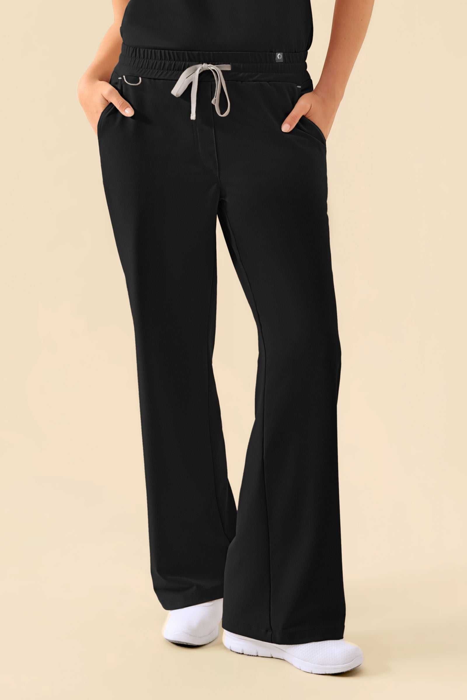 KAERE Hose Damen - weites Bein schwarz, Vorderansicht Das Model ist 176 cm gross und trägt Grösse S