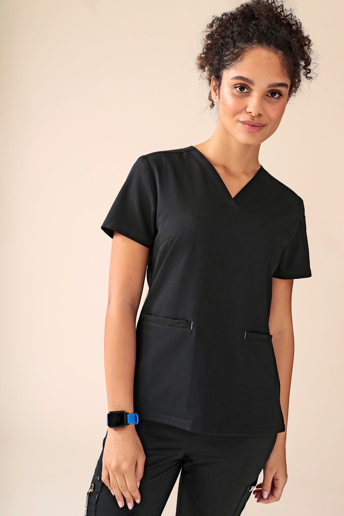 KAERE Schlupfkasack Damen - V-Ausschnitt schwarz, Vue de face Le mannequin mesure 176 cm et porte la taille S