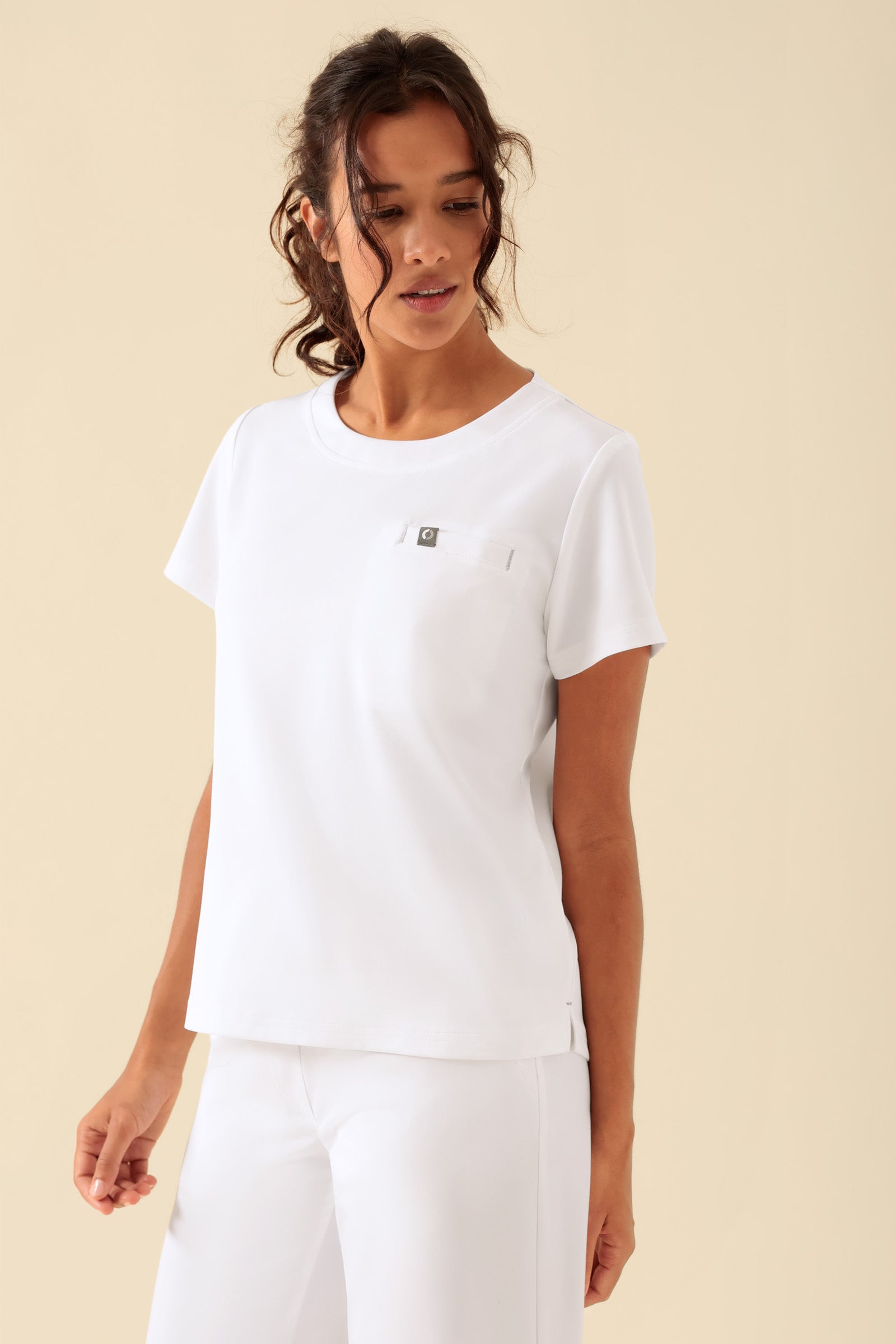 KAERE Shirt Damen - Rundhalsausschnitt weiss, Vorderansicht Das Model ist 176 cm gross und trägt Grösse S