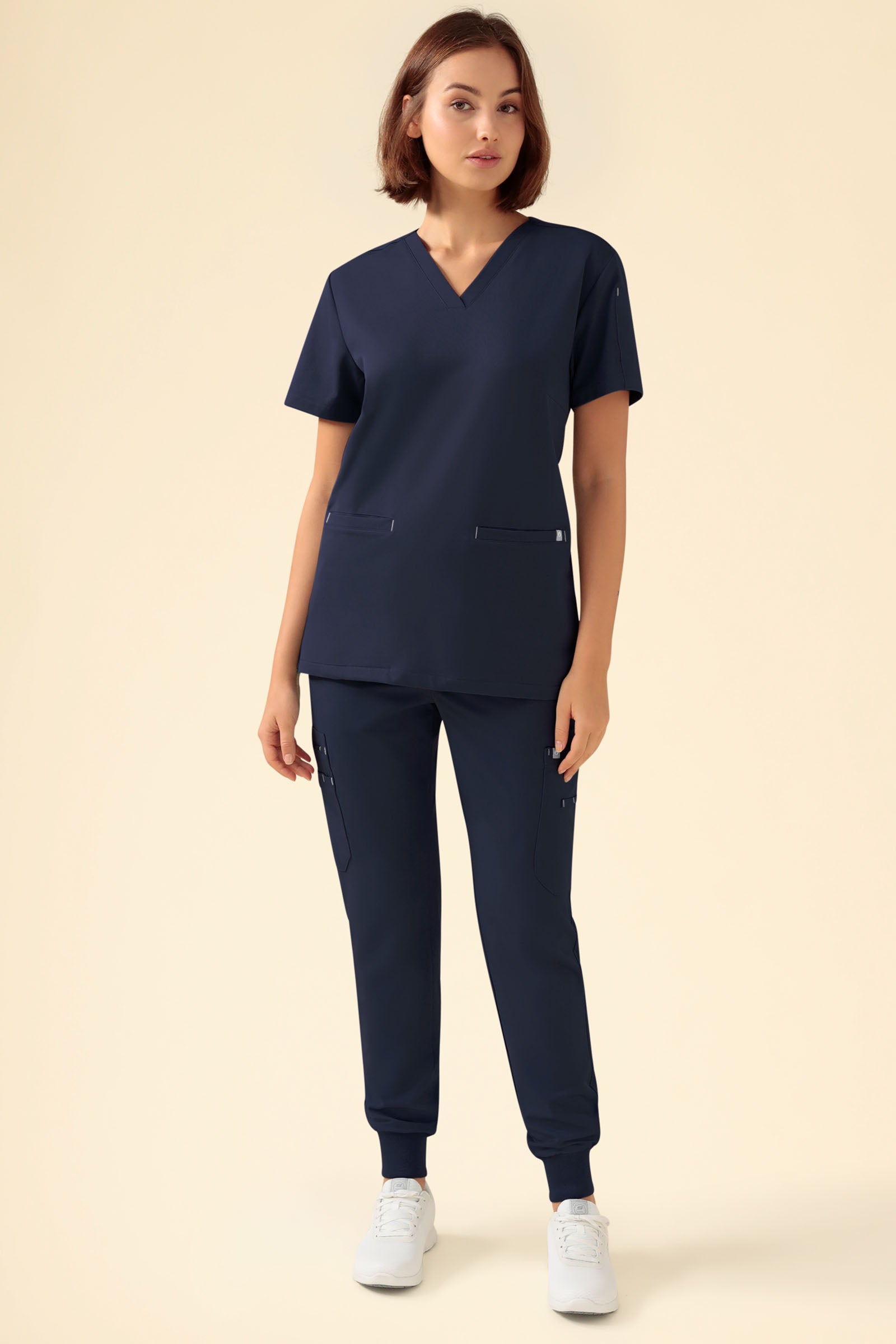 KAERE Hose Damen - Saumbündchen mit Beintaschen navy, Vorderansicht Das Model ist 177 cm gross und trägt Grösse S