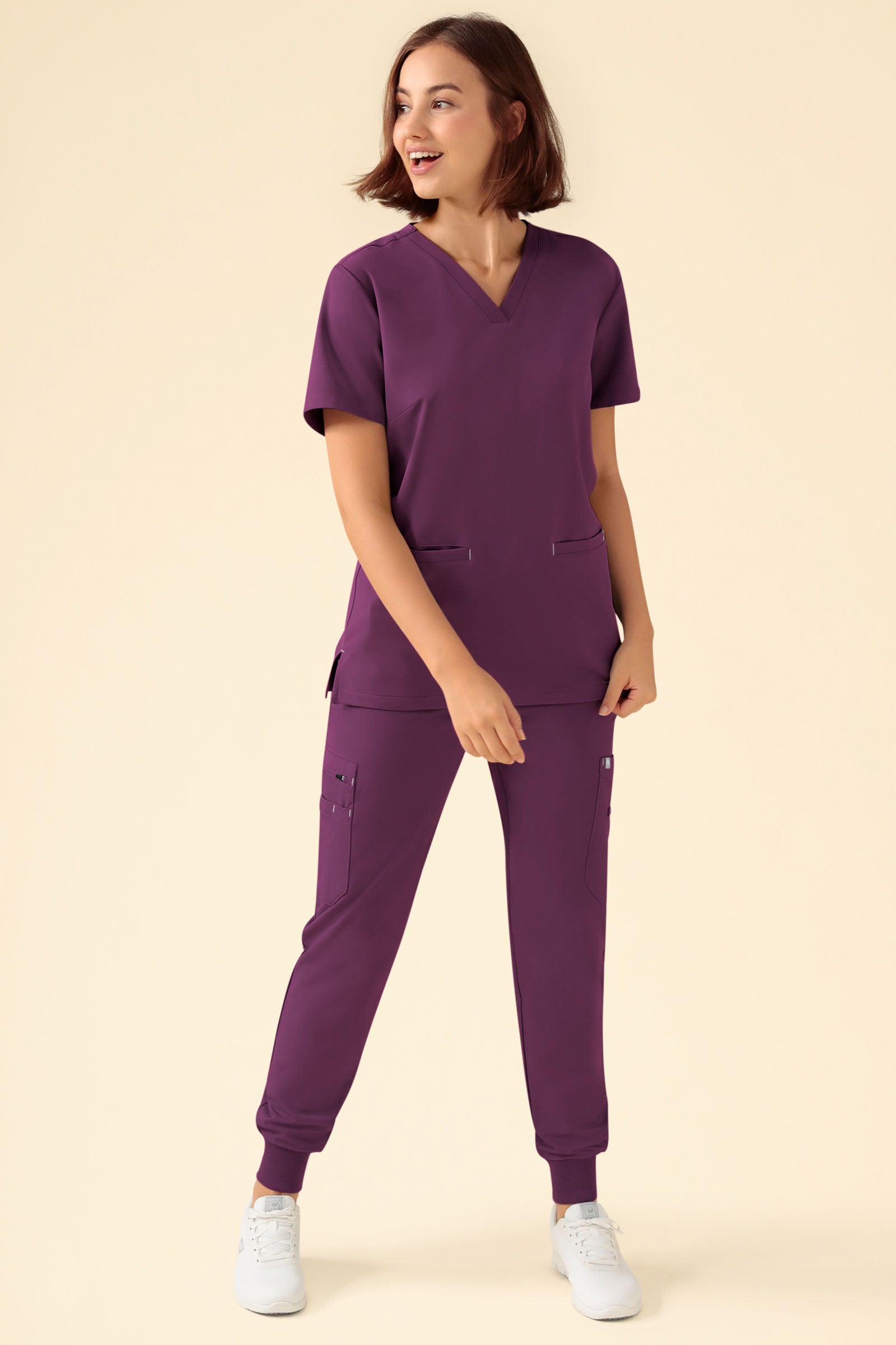 KAERE Hose Damen - Saumbündchen mit Beintaschen pflaume, Vorderansicht Das Model ist 177 cm gross und trägt Grösse S