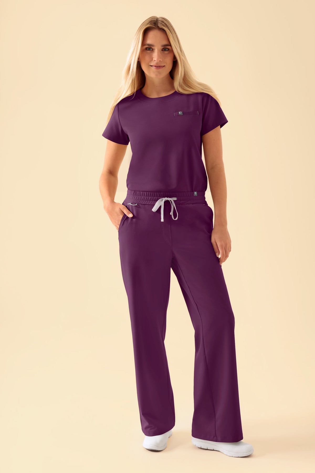 KAERE Hose Damen - weites Bein pflaume, Vue de face Le mannequin mesure 177 cm et porte la taille S