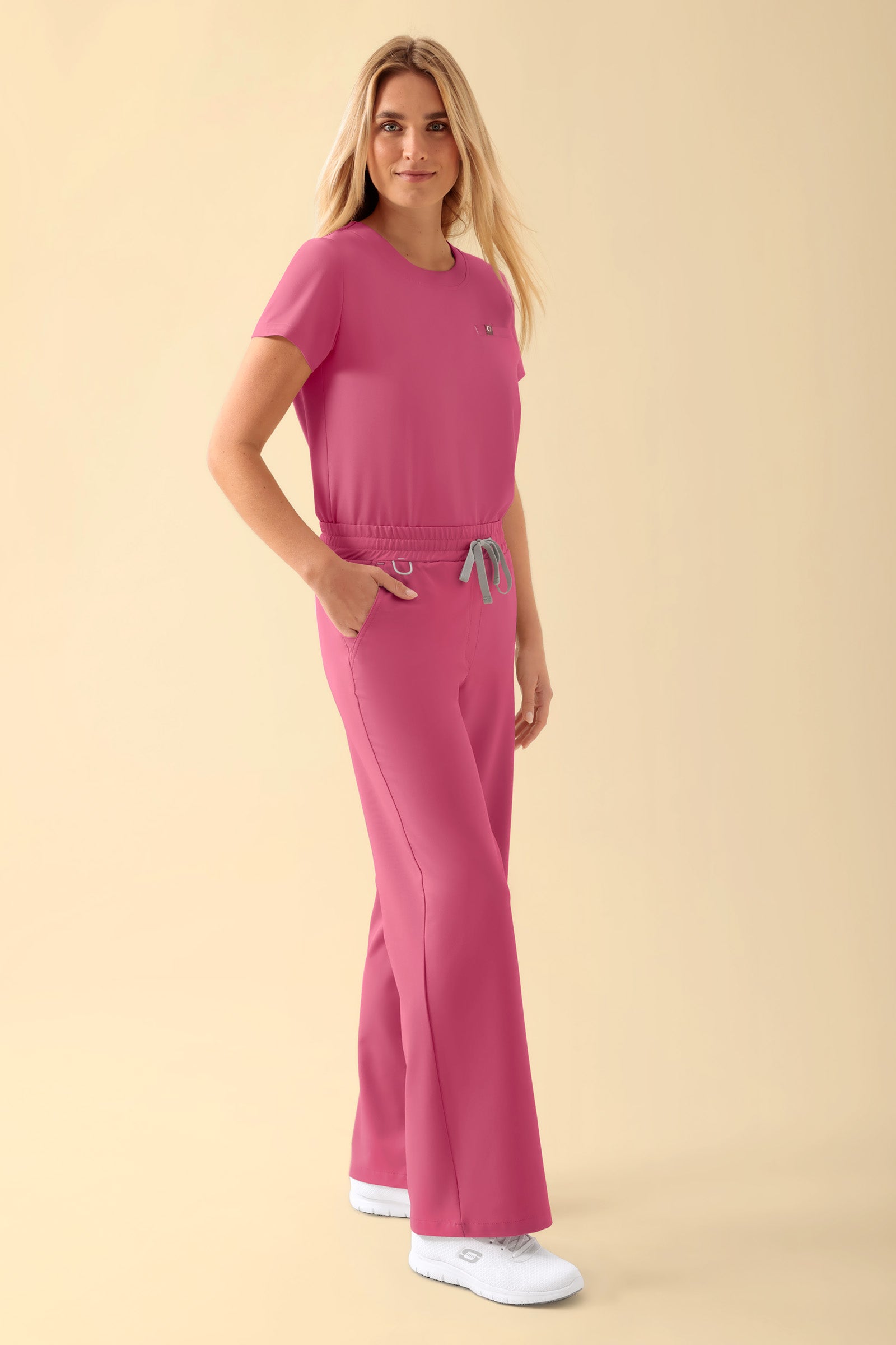 KAERE Hose Damen - weites Bein rosenholz, Vorderansicht Das Model ist 177 cm gross und trägt Grösse S
