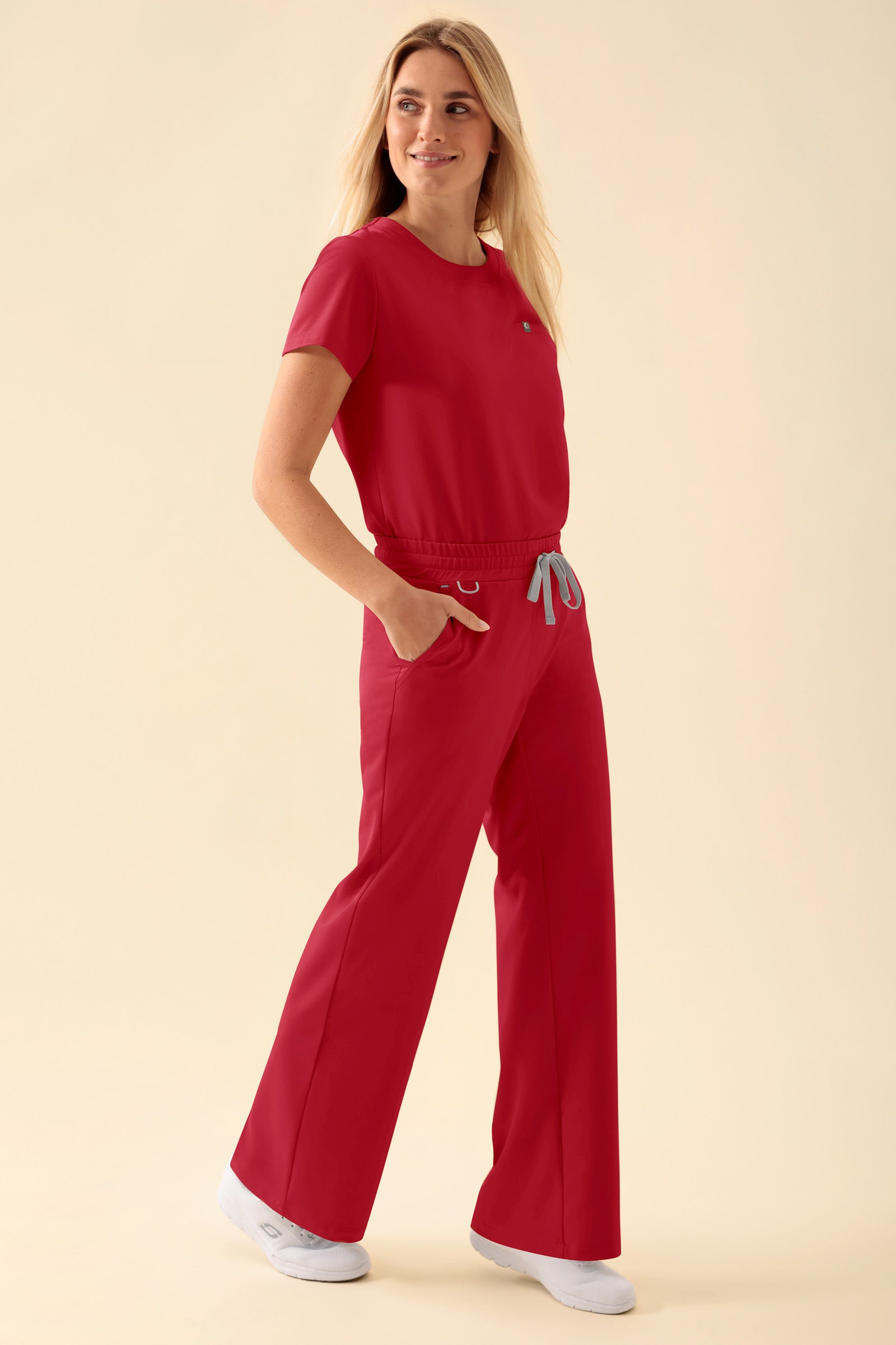 KAERE Hose Damen - weites Bein rot, Vorderansicht Das Model ist 177 cm gross und trägt Grösse S