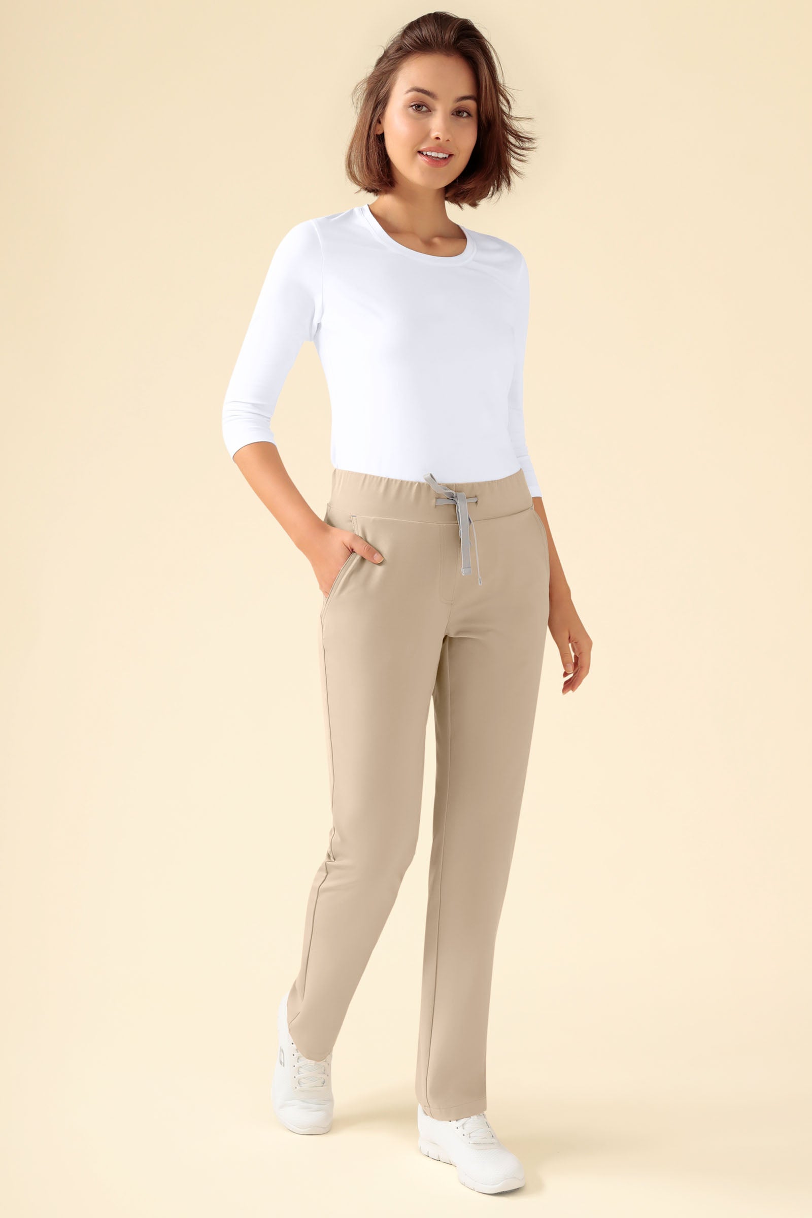 KAERE Hose Damen - gerader Saum ohne Beintaschen sand, Vorderansicht Das Model ist 177 cm gross und trägt Grösse S