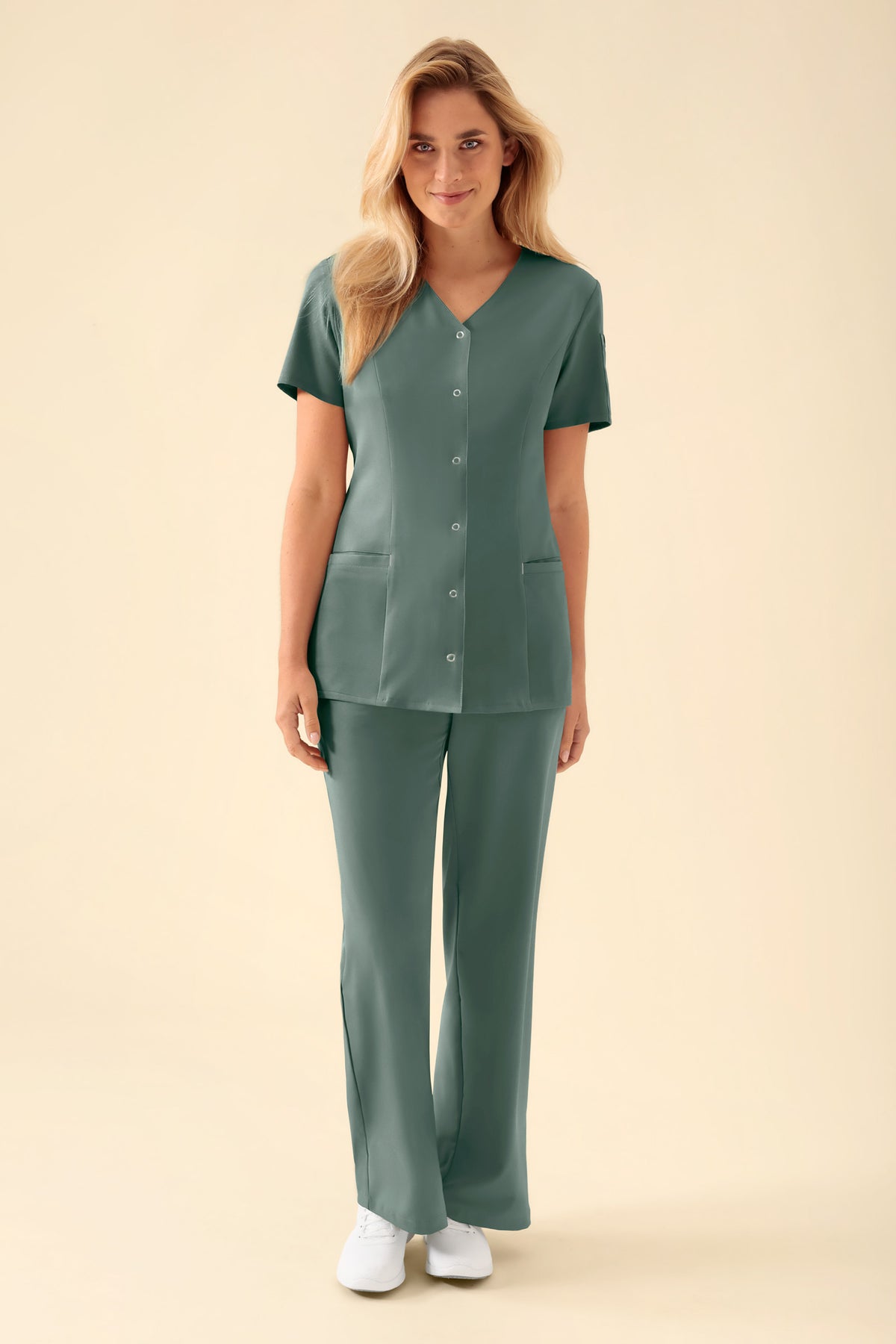 KAERE Kasack Damen - durchgeknöpft dunkelgrün, Vue de face Le mannequin mesure 177 cm et porte la taille S