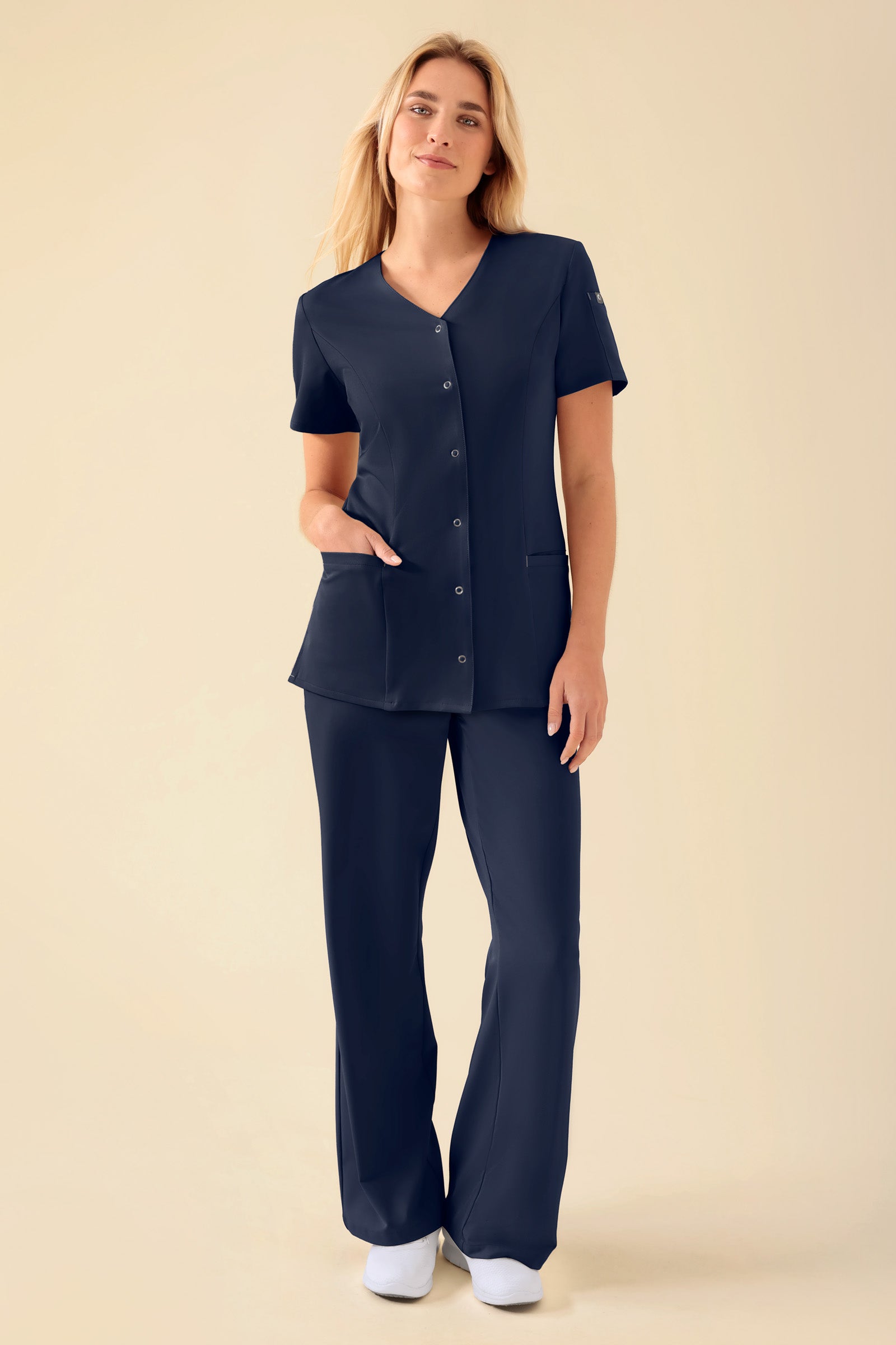 KAERE Kasack Damen - durchgeknöpft navy, Vorderansicht Das Model ist 177 cm gross und trägt Grösse S