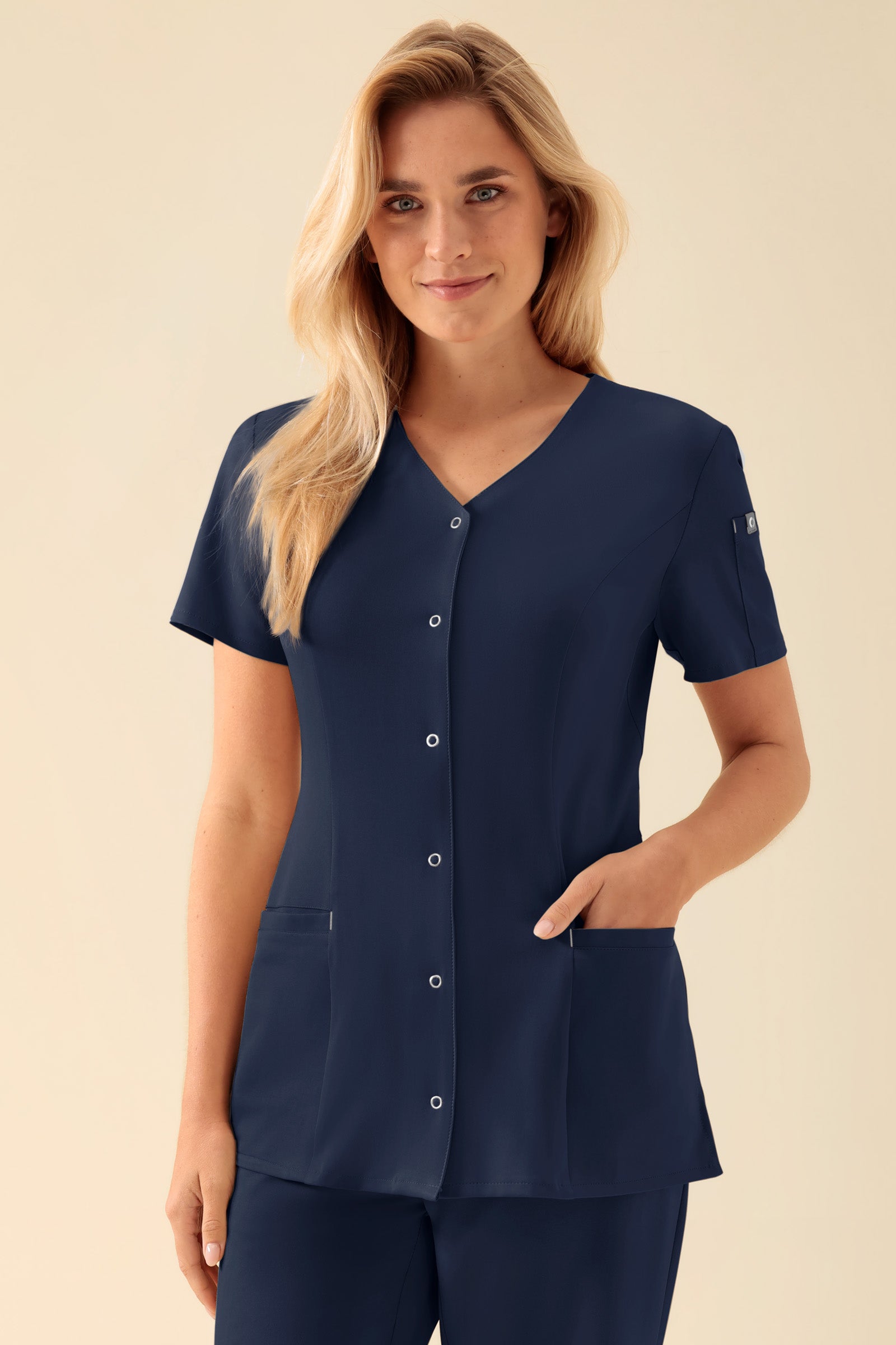 KAERE Kasack Damen - durchgeknöpft navy, Vorderansicht Das Model ist 177 cm gross und trägt Grösse S