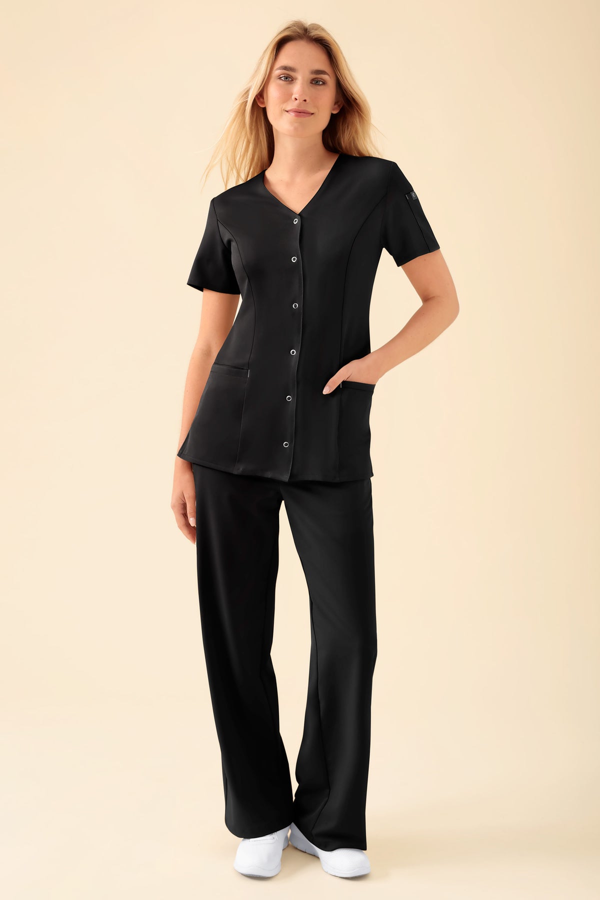 KAERE Kasack Damen - durchgeknöpft schwarz, Vue de face Le mannequin mesure 177 cm et porte la taille S