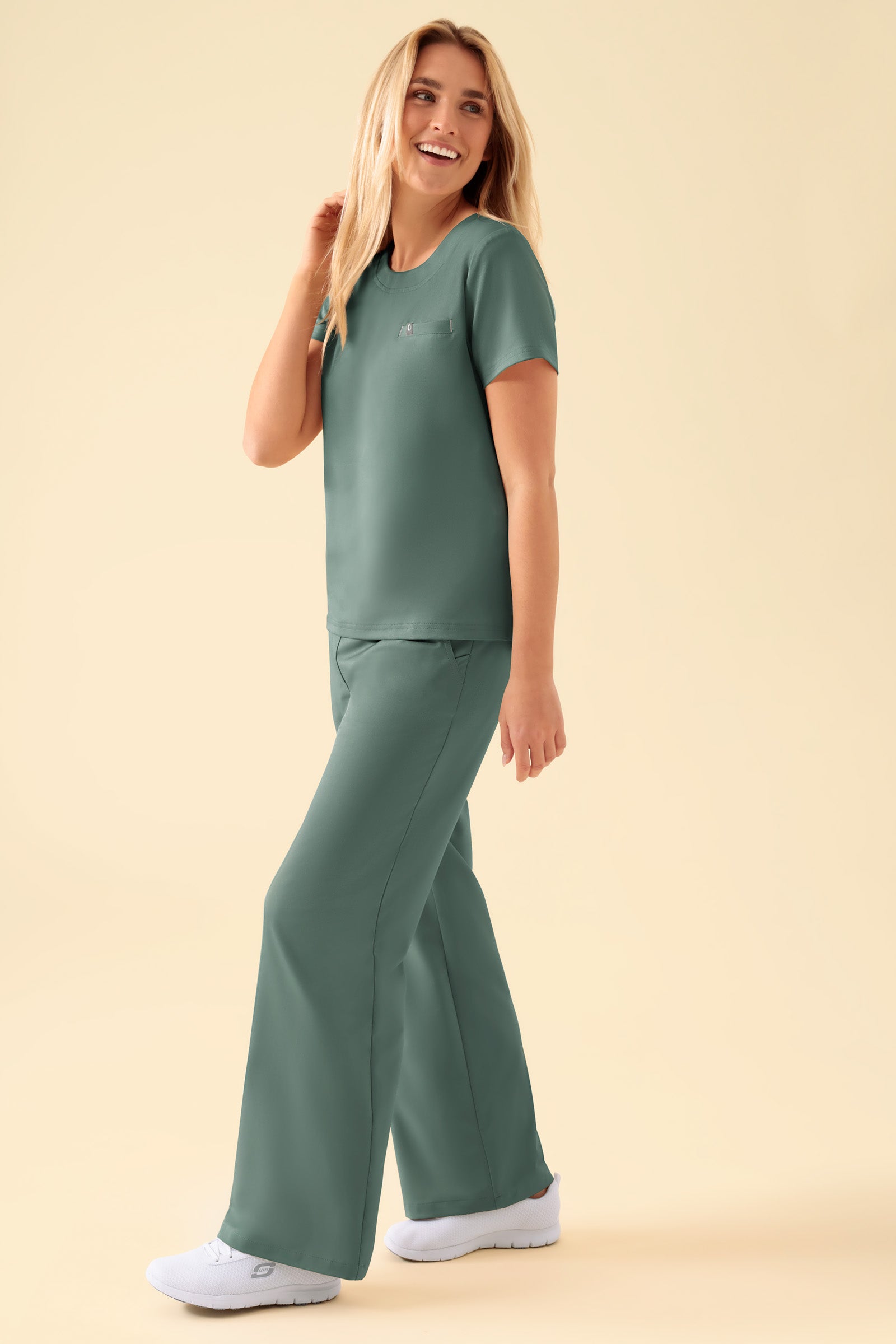 KAERE Shirt Damen - Rundhalsausschnitt dunkelgrün, Vue de face Le mannequin mesure 177 cm et porte la taille S