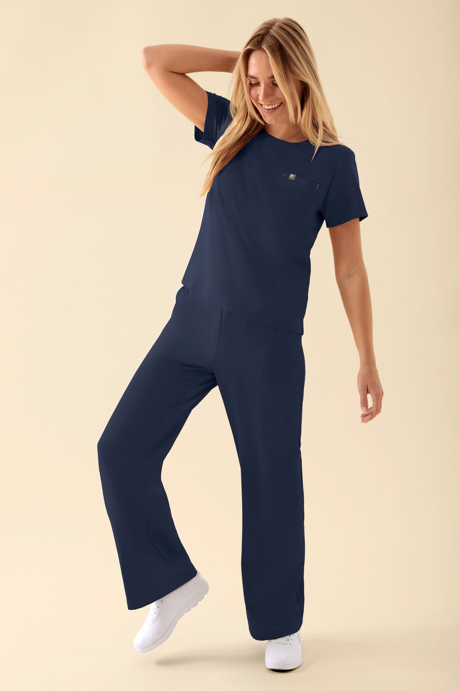 KAERE Shirt Damen - Rundhalsausschnitt navy, Vorderansicht Das Model ist 177 cm gross und trägt Grösse S
