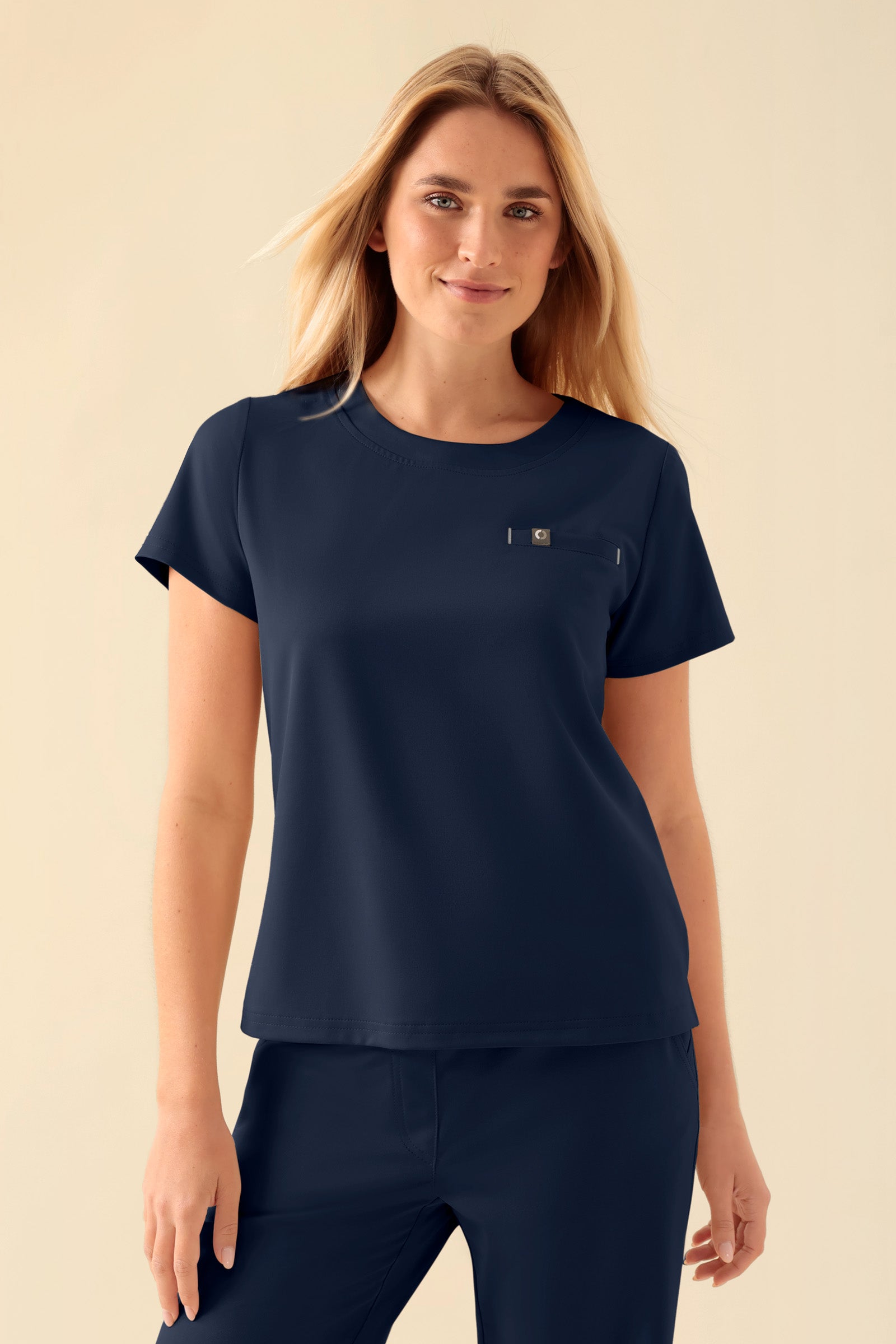 KAERE Shirt Damen - Rundhalsausschnitt navy, Vorderansicht Das Model ist 177 cm gross und trägt Grösse S