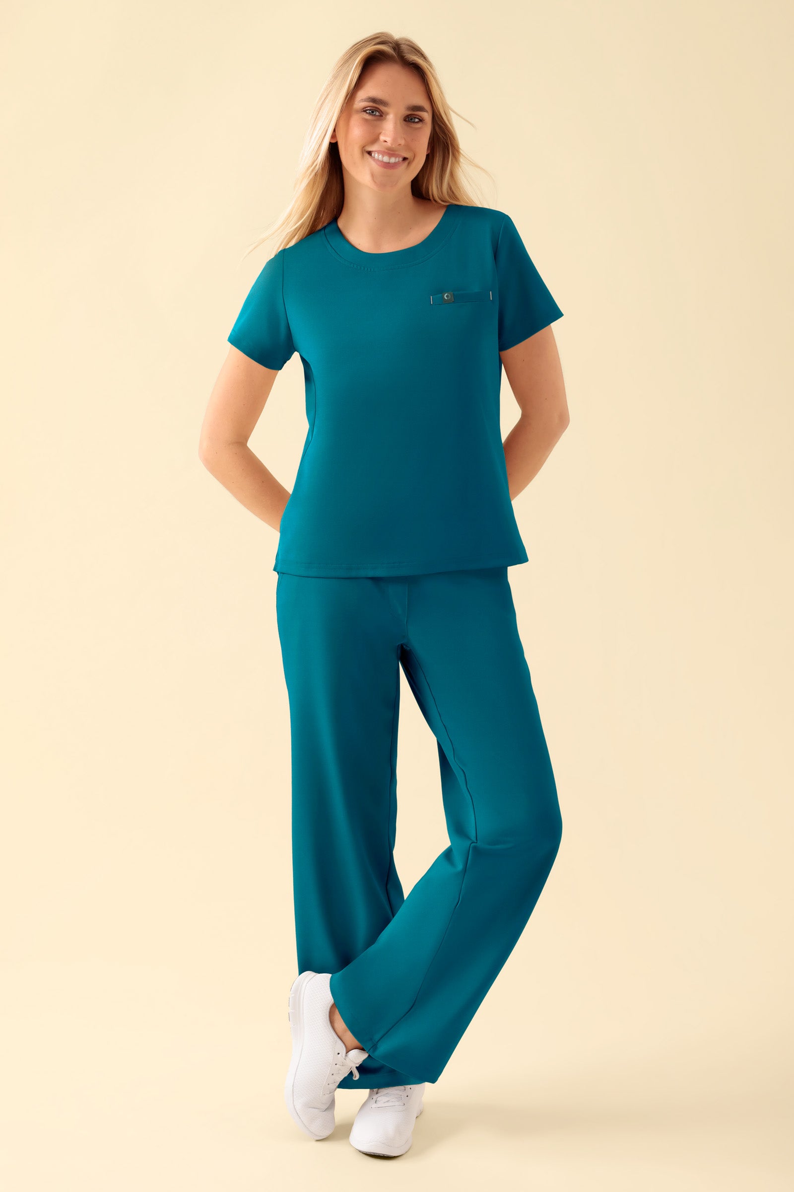 KAERE Shirt Damen - Rundhalsausschnitt petrol, Vorderansicht Das Model ist 177 cm gross und trägt Grösse S