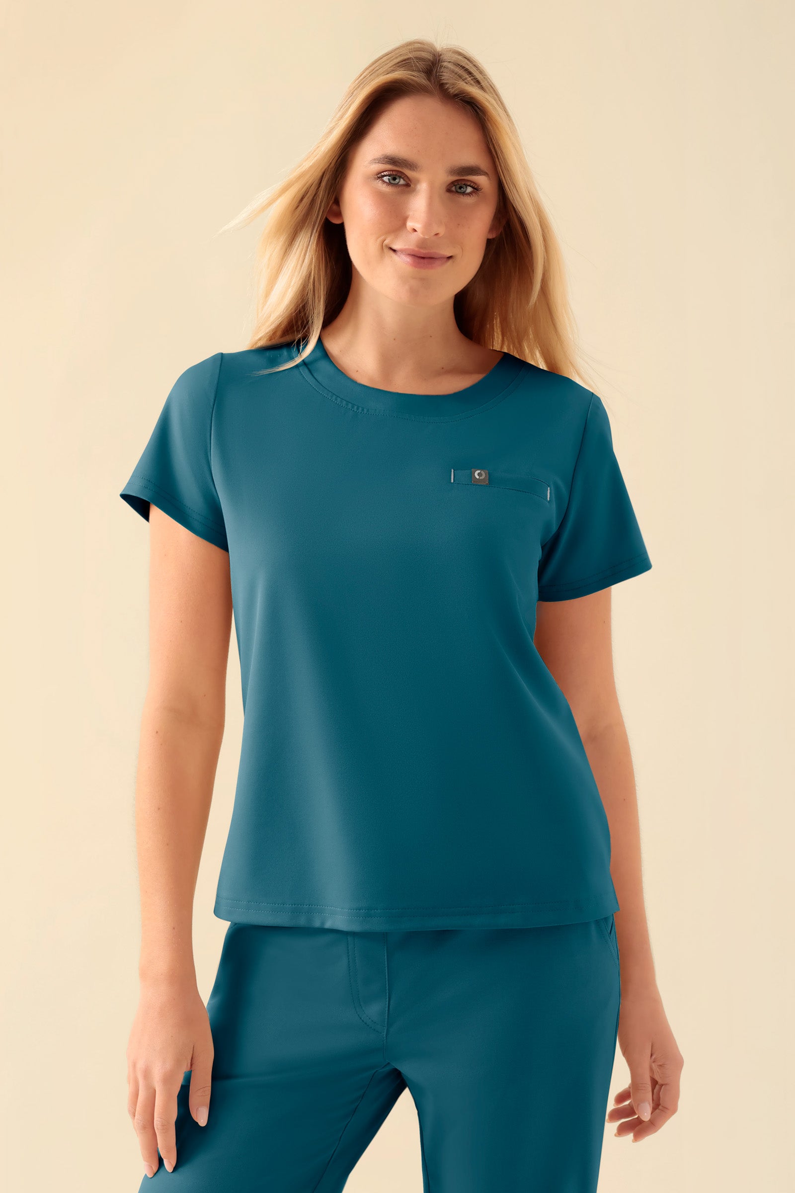 KAERE Shirt Damen - Rundhalsausschnitt petrol, Vorderansicht Das Model ist 177 cm gross und trägt Grösse S