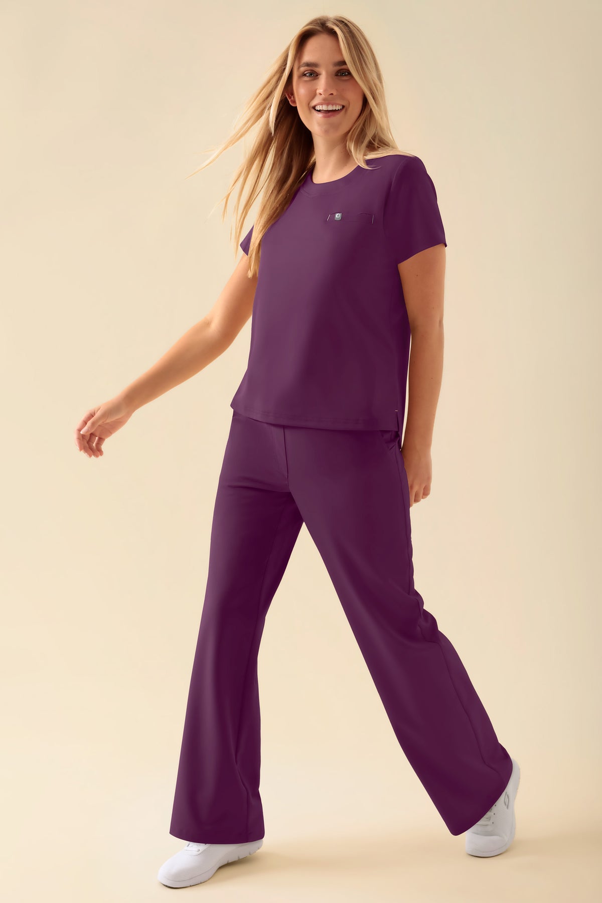 KAERE Shirt Damen - Rundhalsausschnitt pflaume, Vue de face Le mannequin mesure 177 cm et porte la taille S