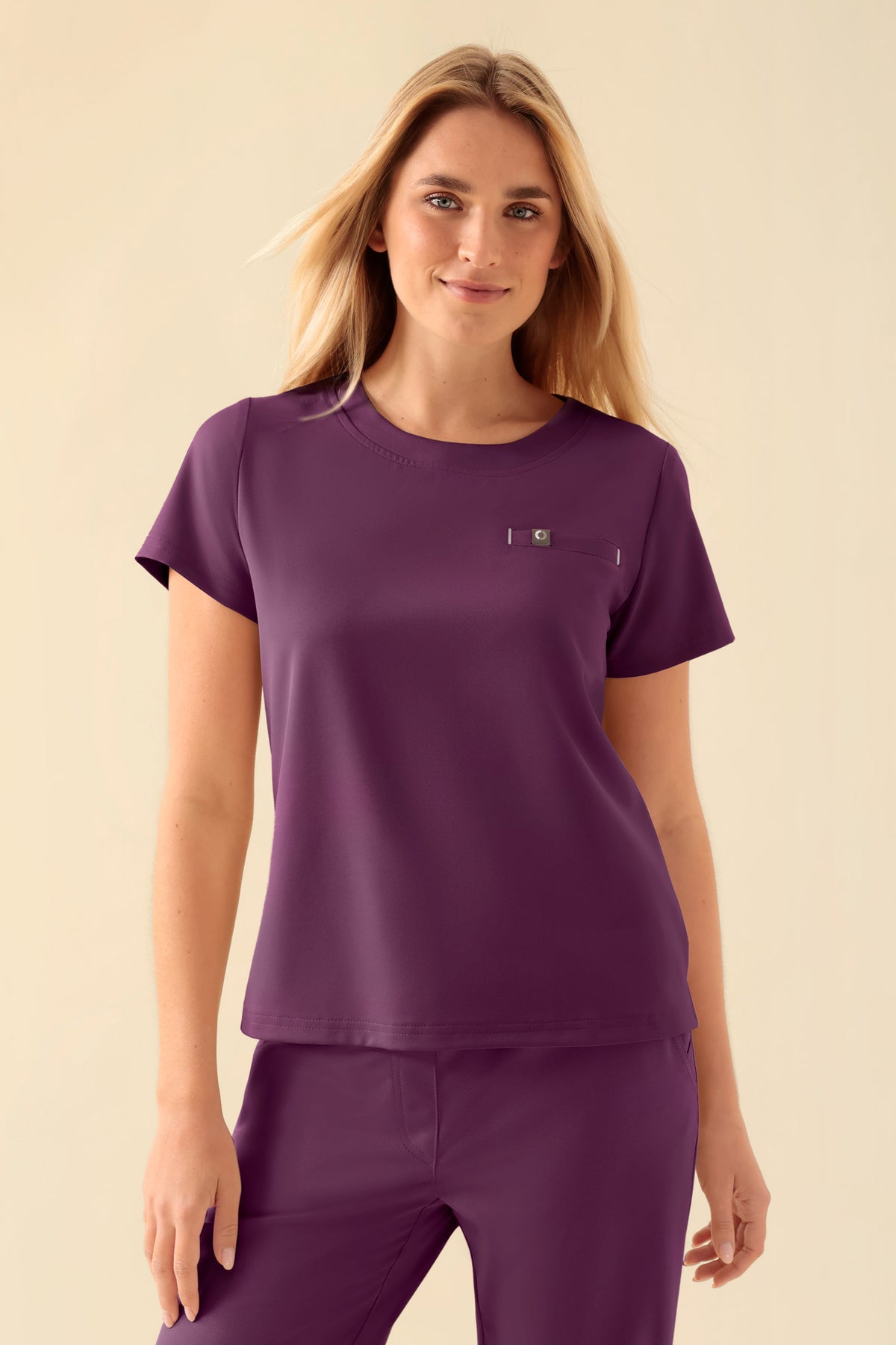 KAERE Shirt Damen - Rundhalsausschnitt pflaume, Vue de face Le mannequin mesure 177 cm et porte la taille S