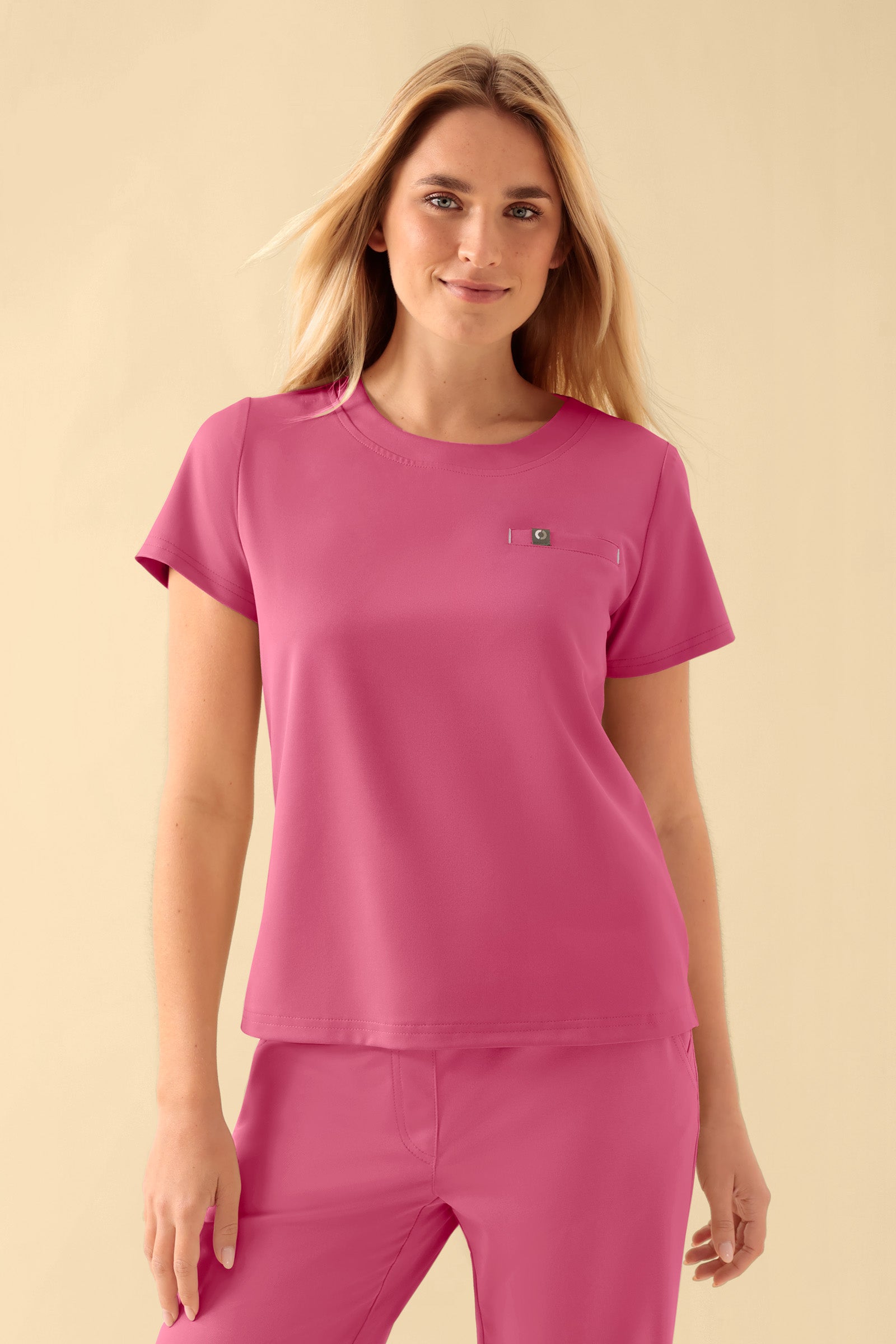 KAERE Shirt Damen - Rundhalsausschnitt rosenholz, Vorderansicht Das Model ist 177 cm gross und trägt Grösse S