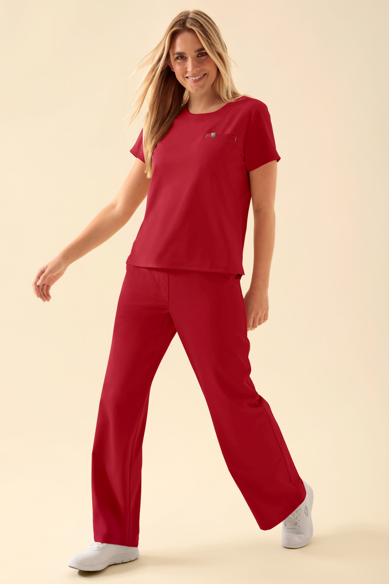KAERE Shirt Damen - Rundhalsausschnitt rot, Vorderansicht Das Model ist 177 cm gross und trägt Grösse S