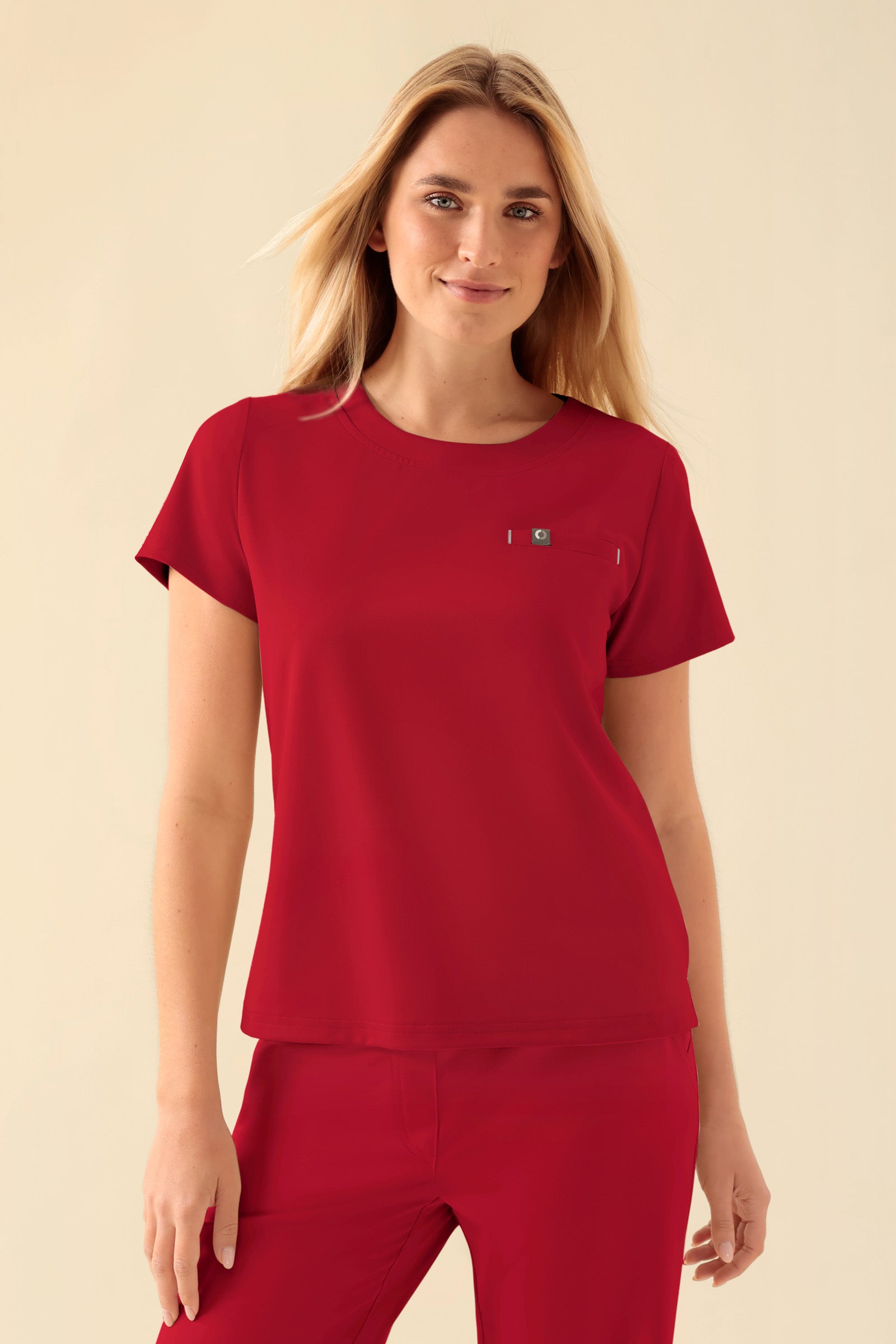 KAERE Shirt Damen - Rundhalsausschnitt rot, Vorderansicht Das Model ist 177 cm gross und trägt Grösse S
