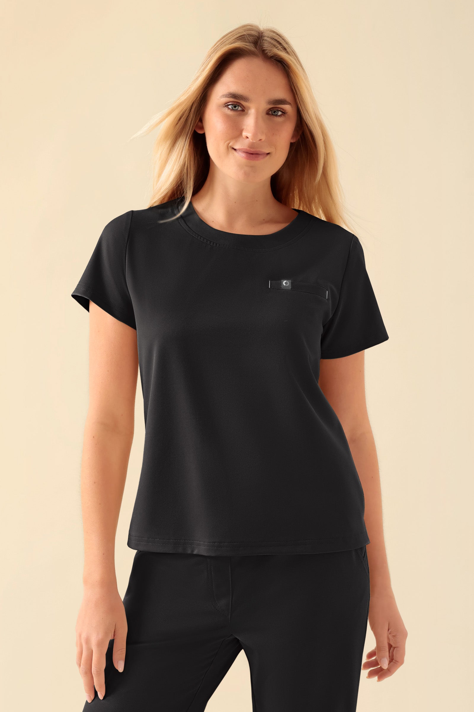 KAERE Shirt Damen - Rundhalsausschnitt schwarz, Vorderansicht Das Model ist 177 cm gross und trägt Grösse S