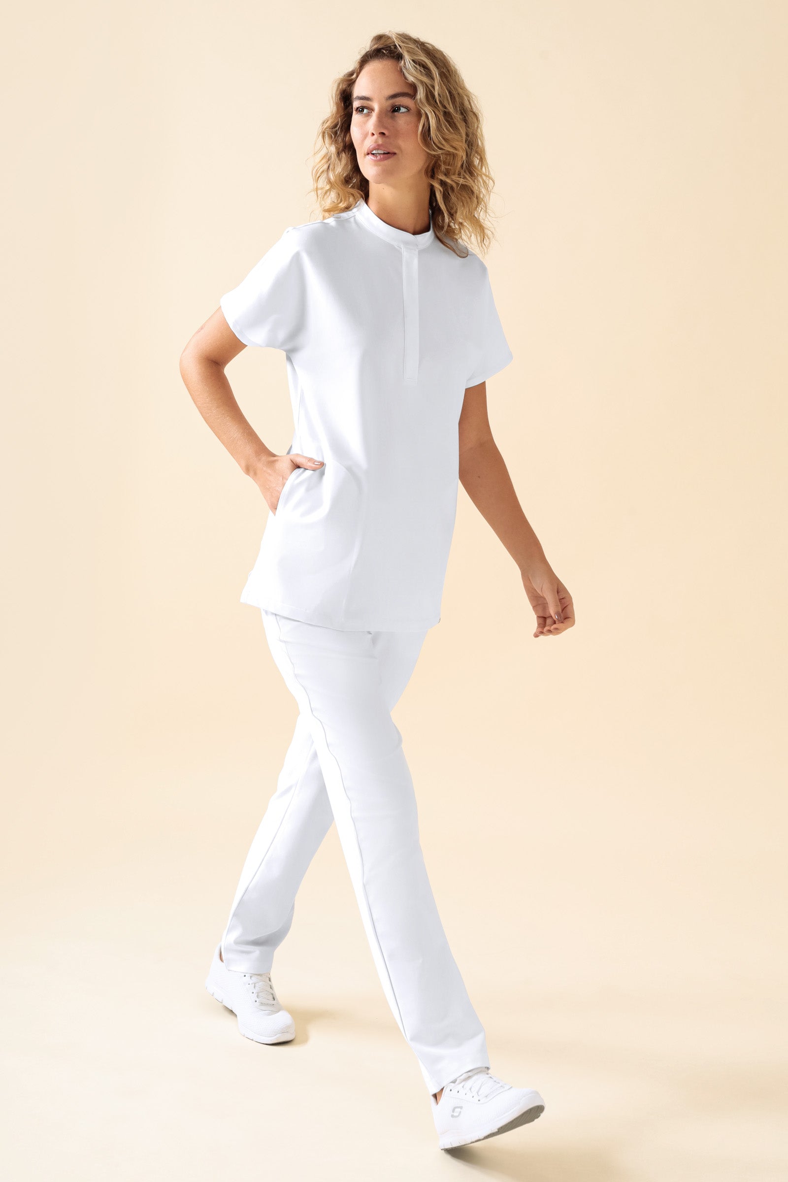 KAERE Schlupfkasack Damen - Stehkragen weiss, Vorderansicht Das Model ist 180 cm gross und trägt Grösse S