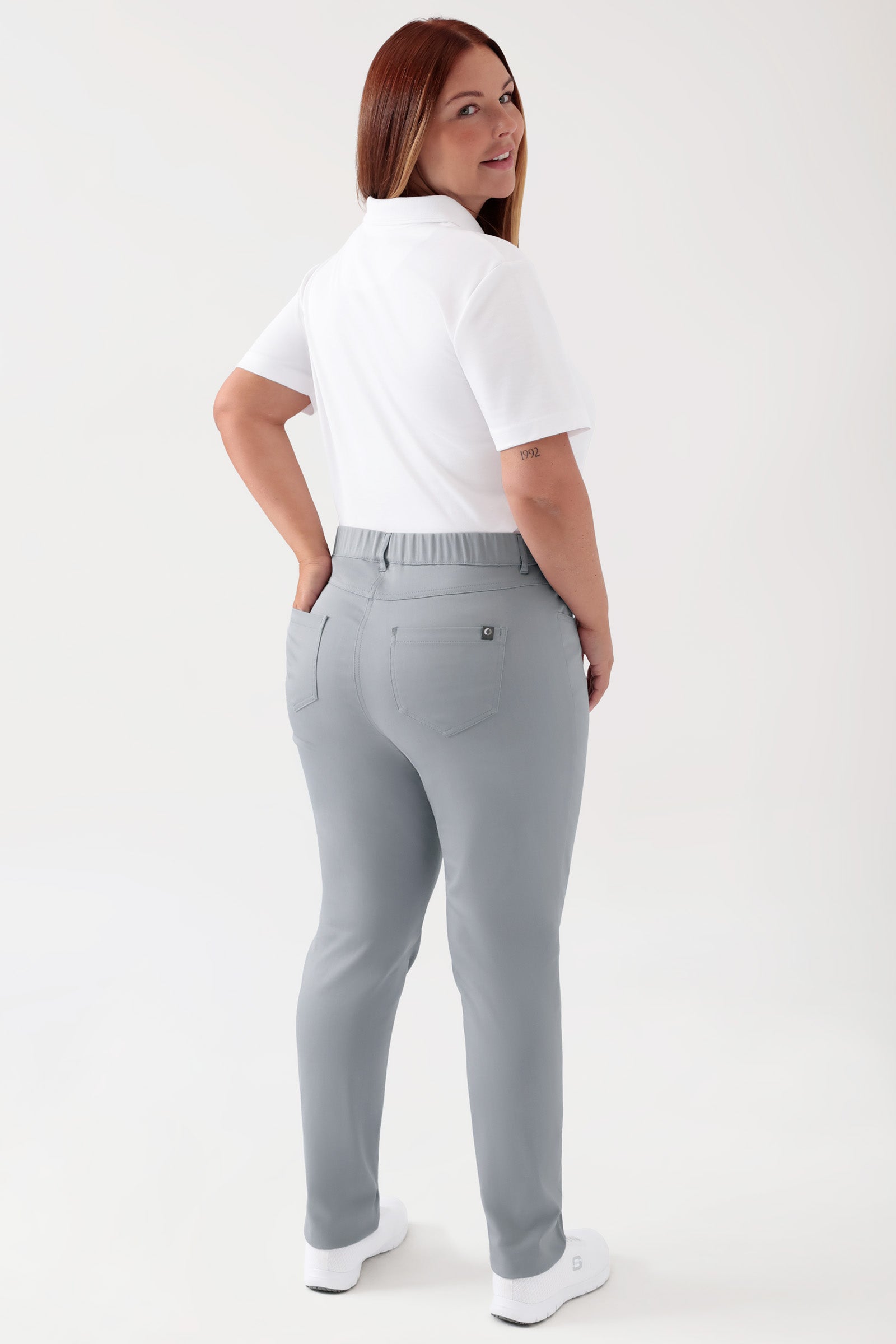 COMFY FLEX 5-Pocket Hose Damen - schlankes Bein grau, Vue de dos Le mannequin mesure 173 cm et porte la taille 46