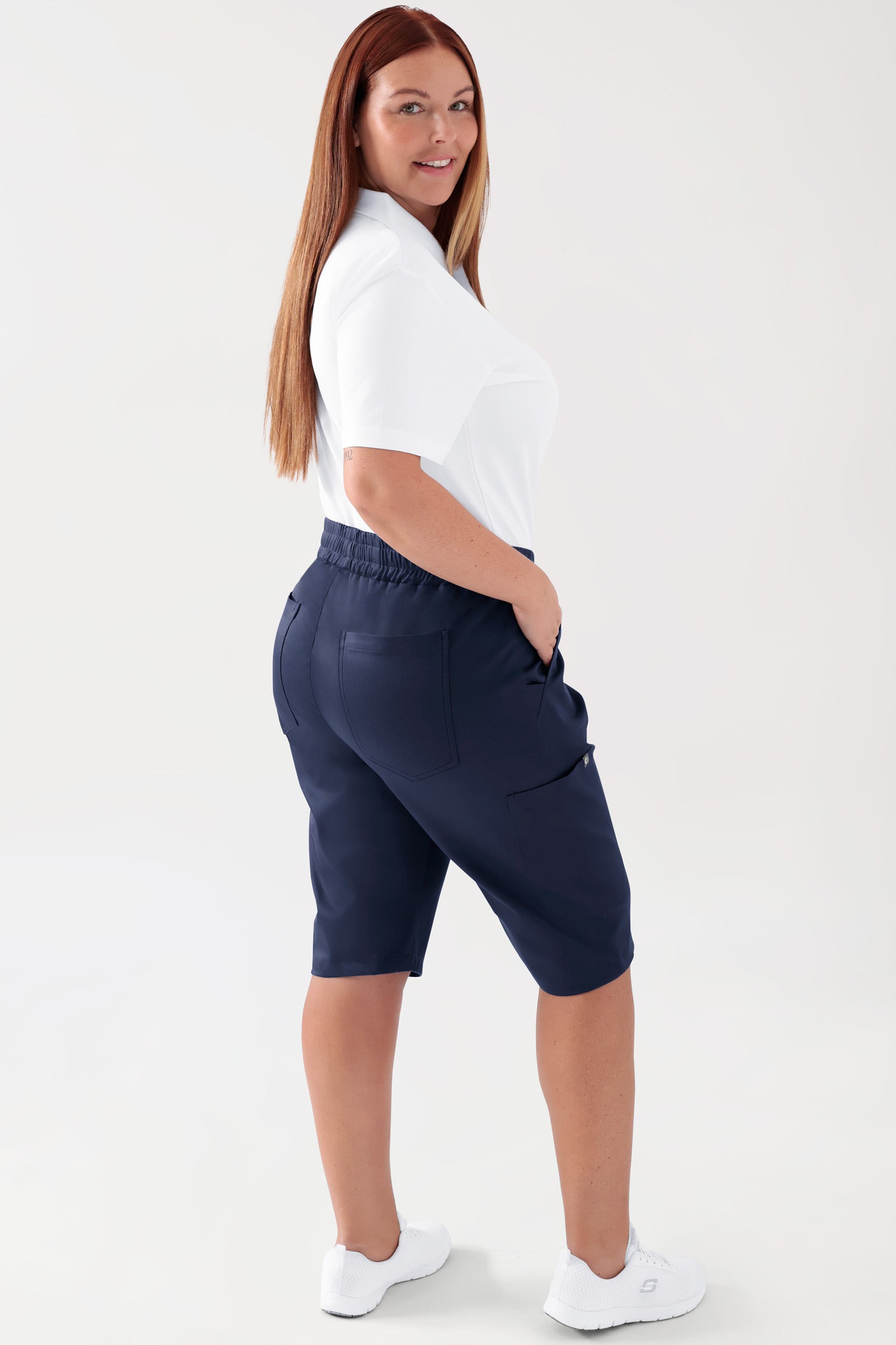 COMFY FLEX Stretch Hose Unisex - Bermuda navy, Rückansicht Das Model ist 173 cm gross und trägt Grösse L
