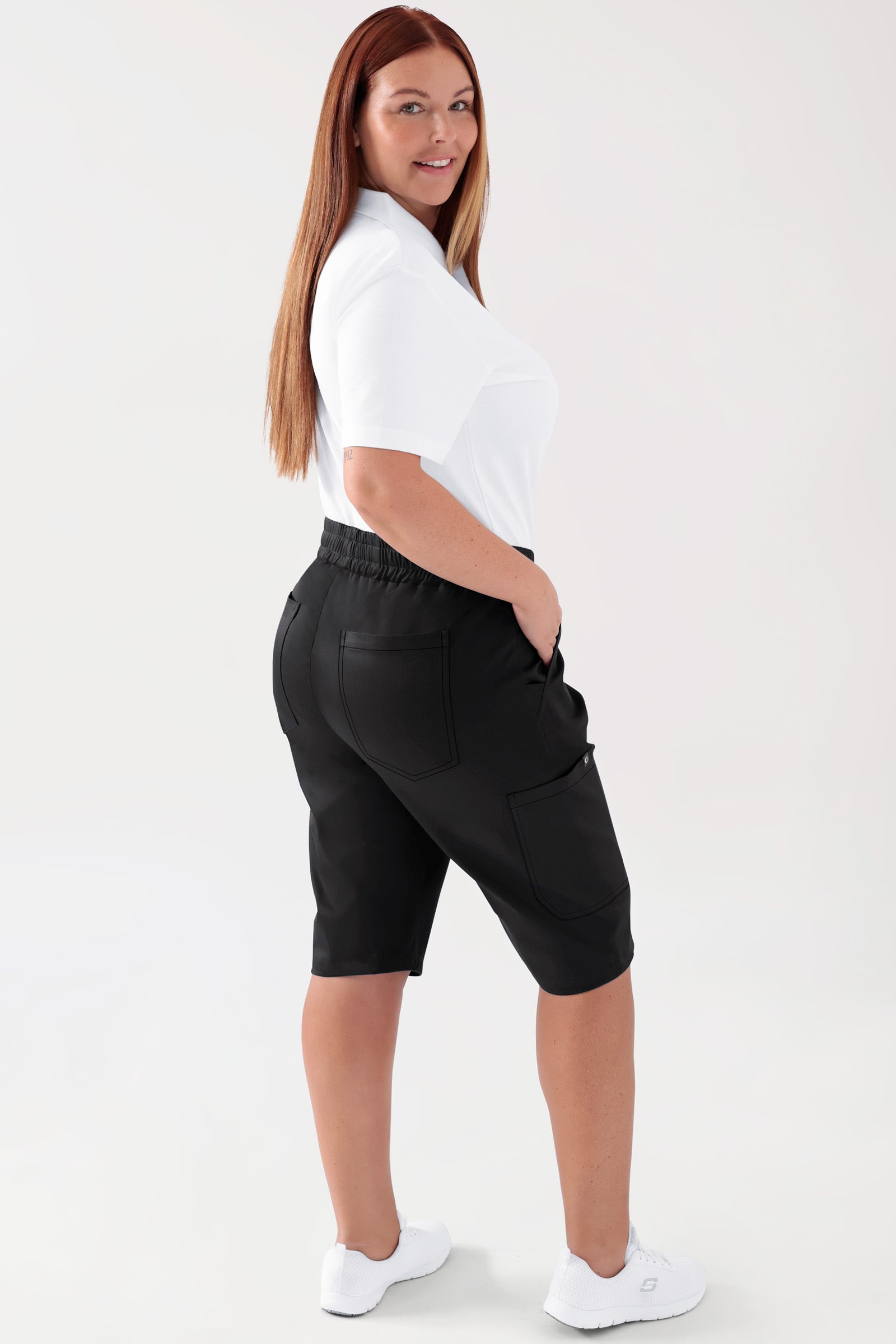 COMFY FLEX Stretch Hose Unisex - Bermuda schwarz, Rückansicht Das Model ist 173 cm gross und trägt Grösse L