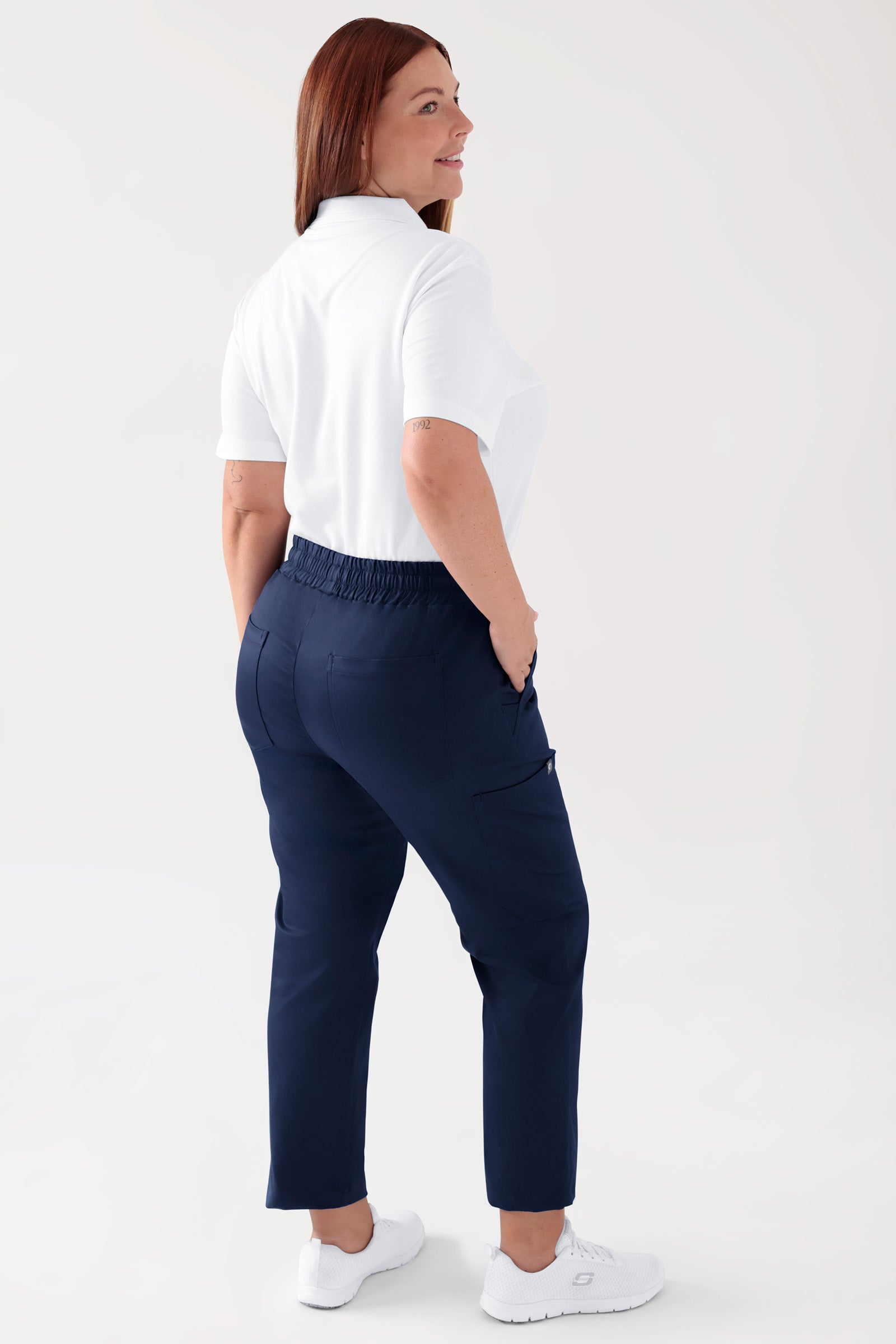 COMFY FLEX Stretch Hose Unisex - 7/8 Länge navy, Rückansicht Das Model ist 173 cm gross und trägt Grösse L