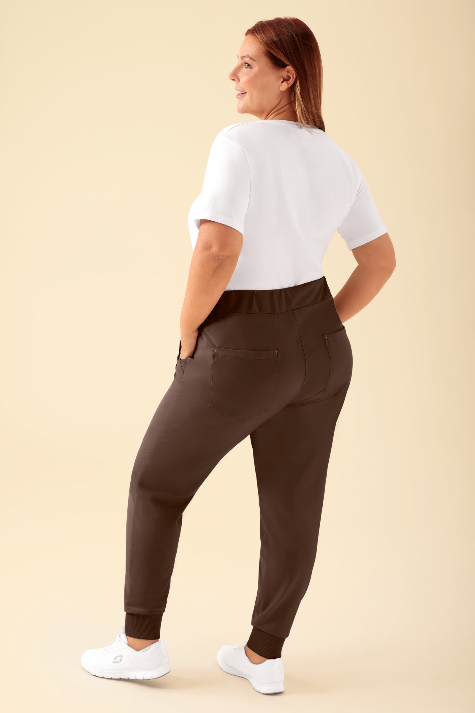 KAERE Hose Damen Normale Grösse - Saumabschluss mit Strickbund coffee, Rückansicht Das Model ist 173 cm gross und trägt Grösse XL