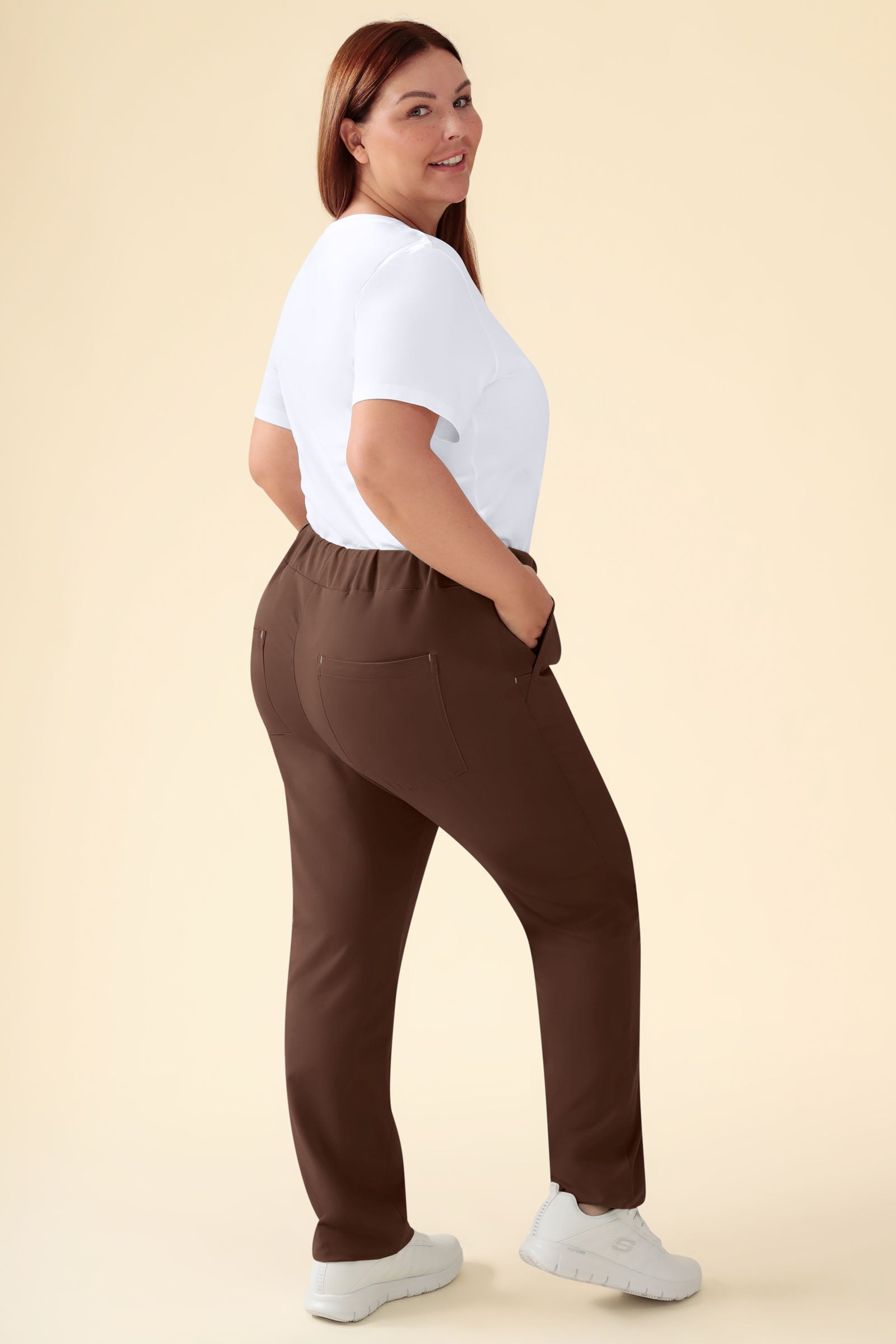 KAERE Hose Damen - gerader Saum ohne Beintaschen coffee, Rückansicht Das Model ist 173 cm gross und trägt Grösse XL