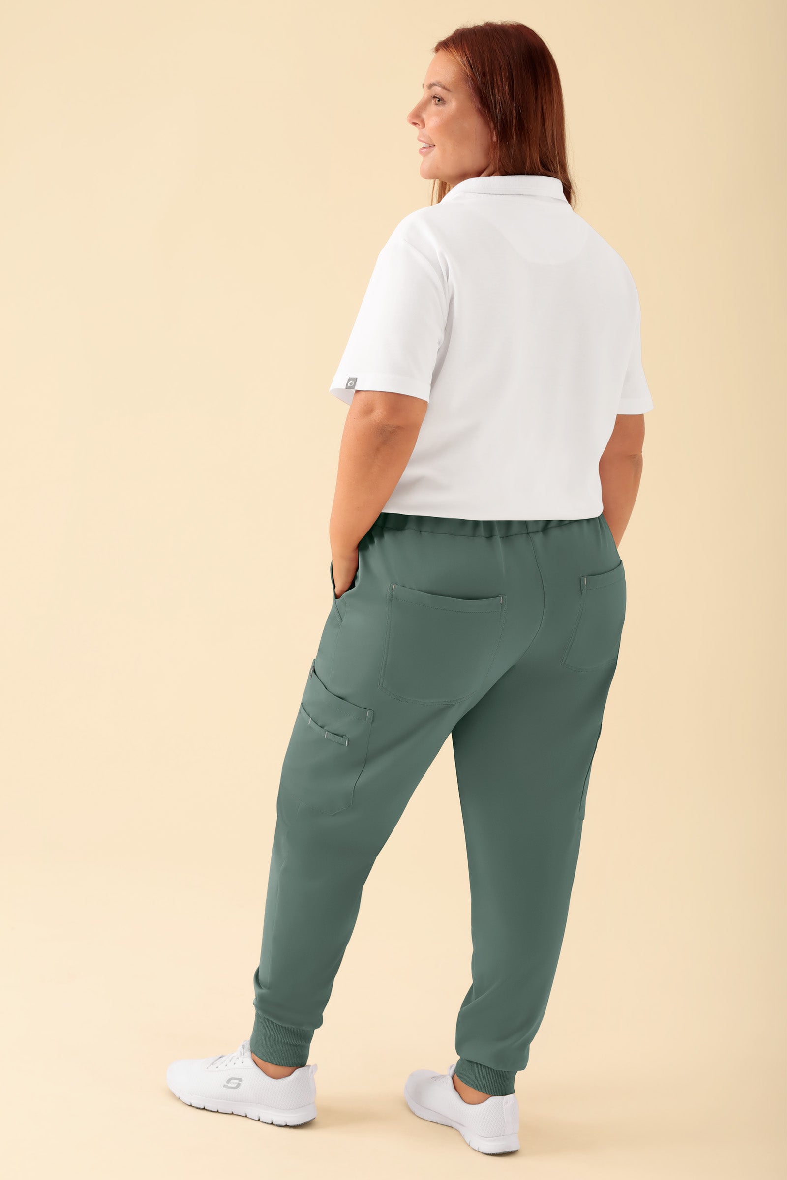 KAERE Hose Damen - Saumbündchen mit Beintaschen dunkelgrün, Rückansicht Das Model ist 173 cm gross und trägt Grösse XL