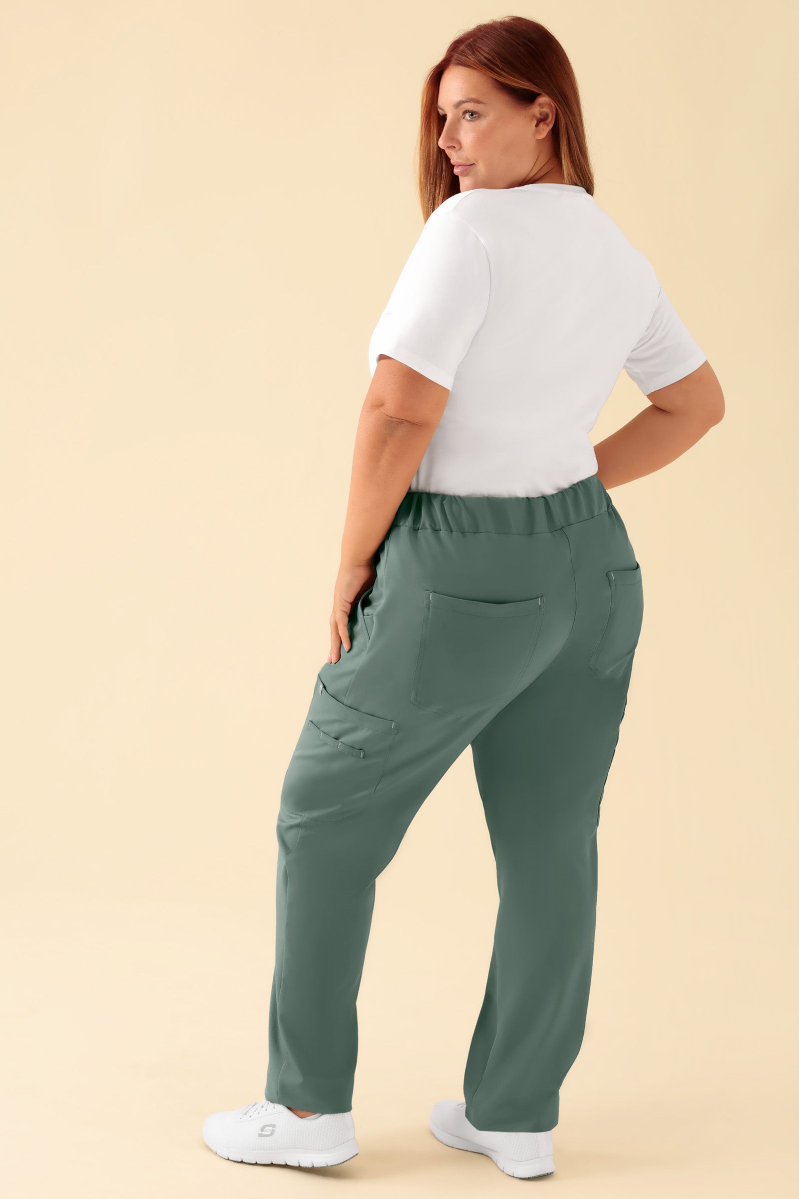 KAERE Hose Damen - gerader Saum mit Beintaschen dunkelgrün, Rückansicht Das Model ist 173 cm gross und trägt Grösse XL