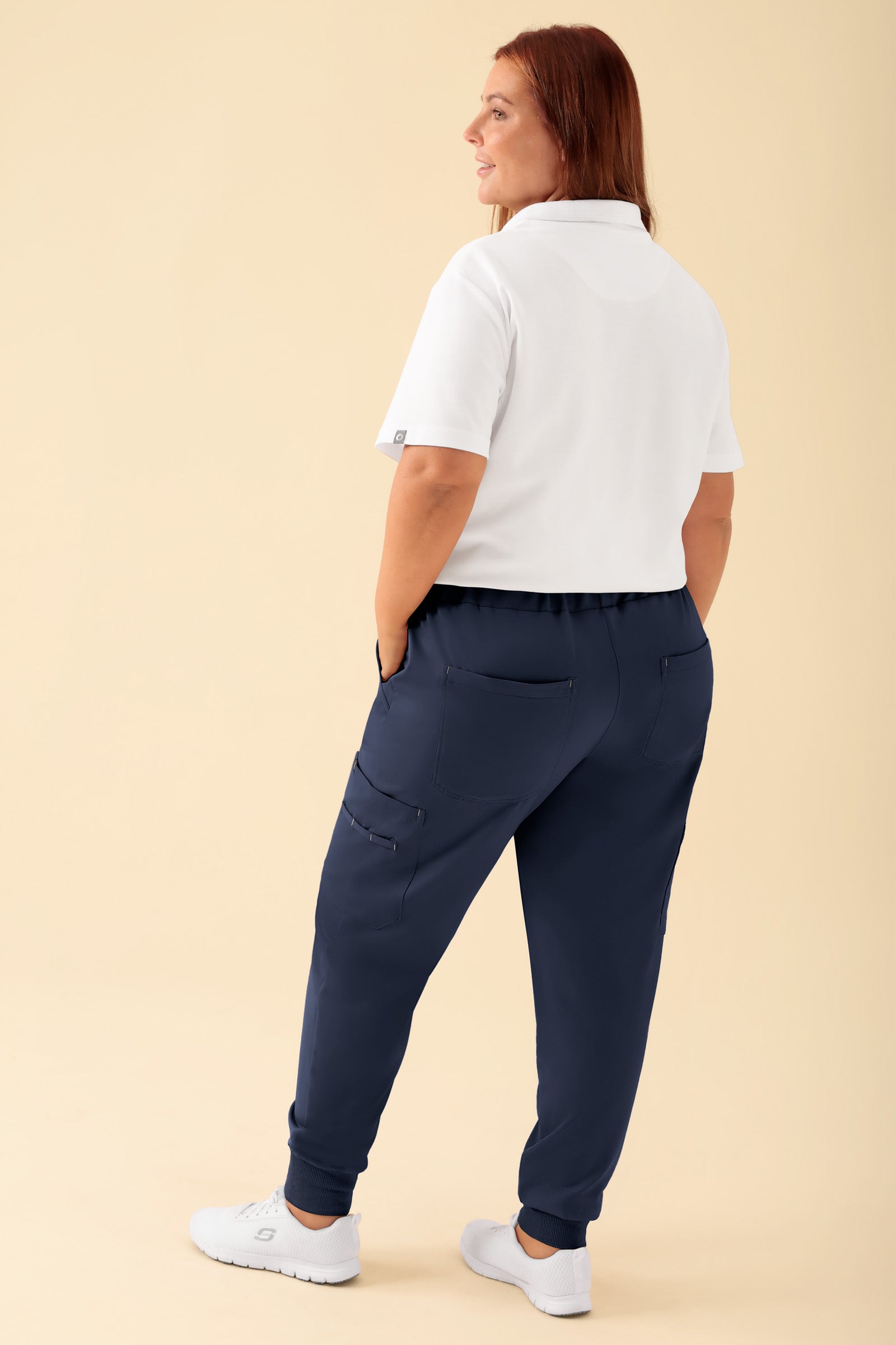 KAERE Hose Damen - Saumbündchen mit Beintaschen navy, Rückansicht Das Model ist 173 cm gross und trägt Grösse XL