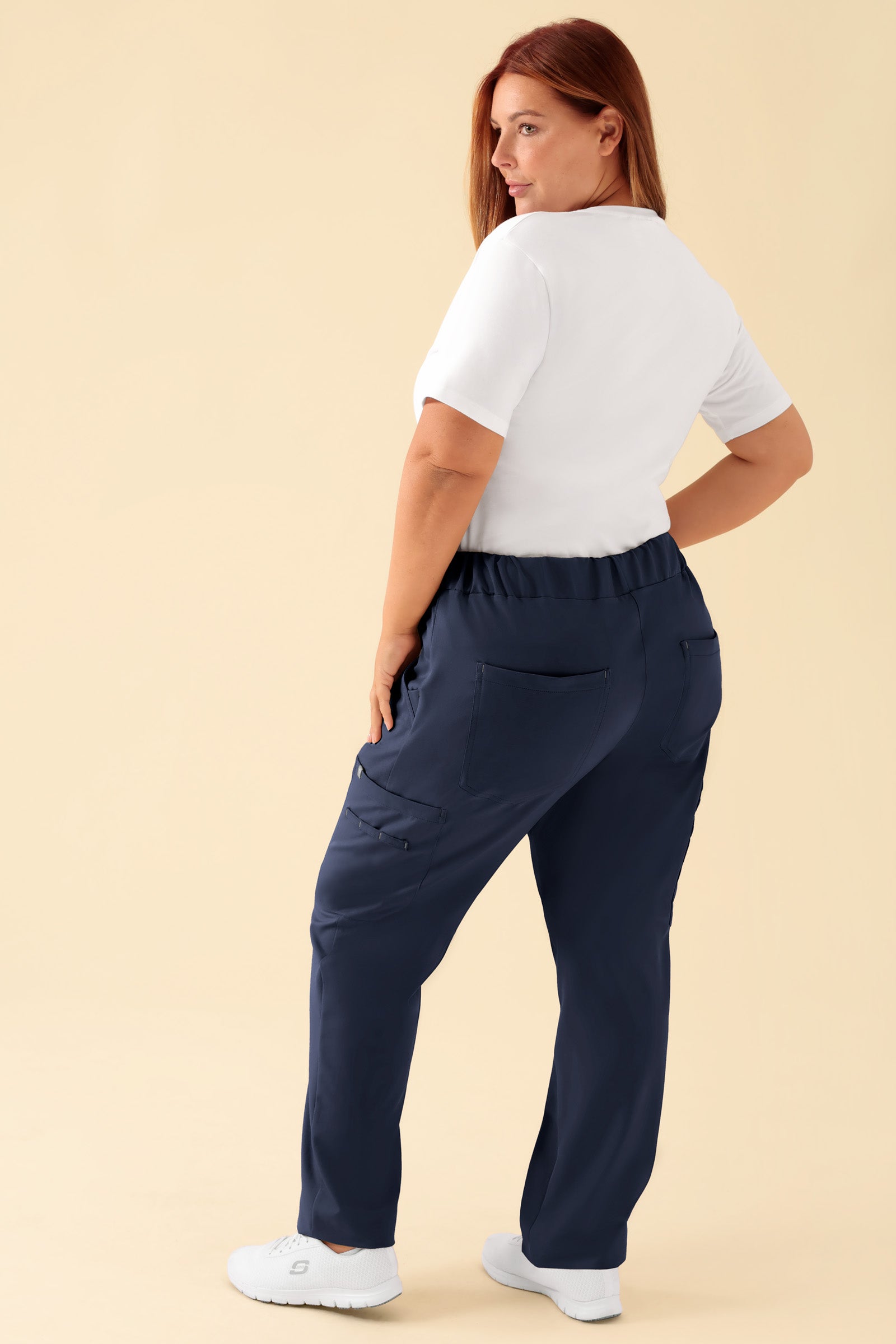 KAERE Hose Damen - gerader Saum mit Beintaschen navy, Rückansicht Das Model ist 173 cm gross und trägt Grösse XL