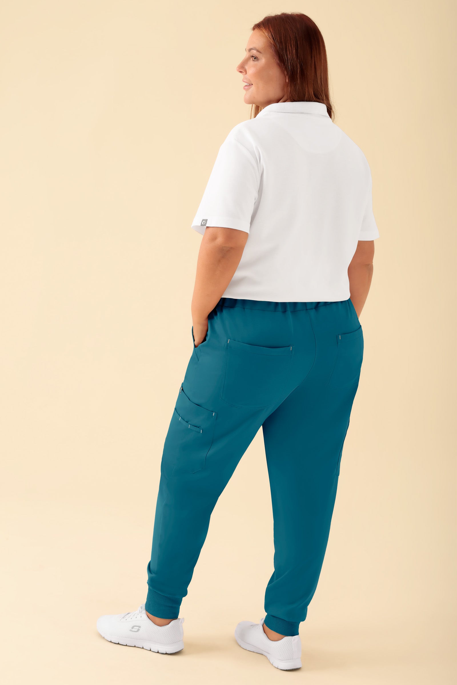 KAERE Hose Damen - Saumbündchen mit Beintaschen petrol, Rückansicht Das Model ist 173 cm gross und trägt Grösse XL