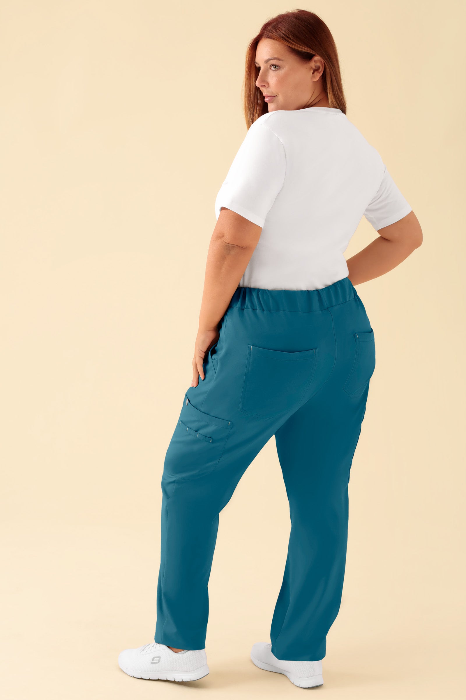 KAERE Hose Damen - gerader Saum mit Beintaschen petrol, Rückansicht Das Model ist 173 cm gross und trägt Grösse XL