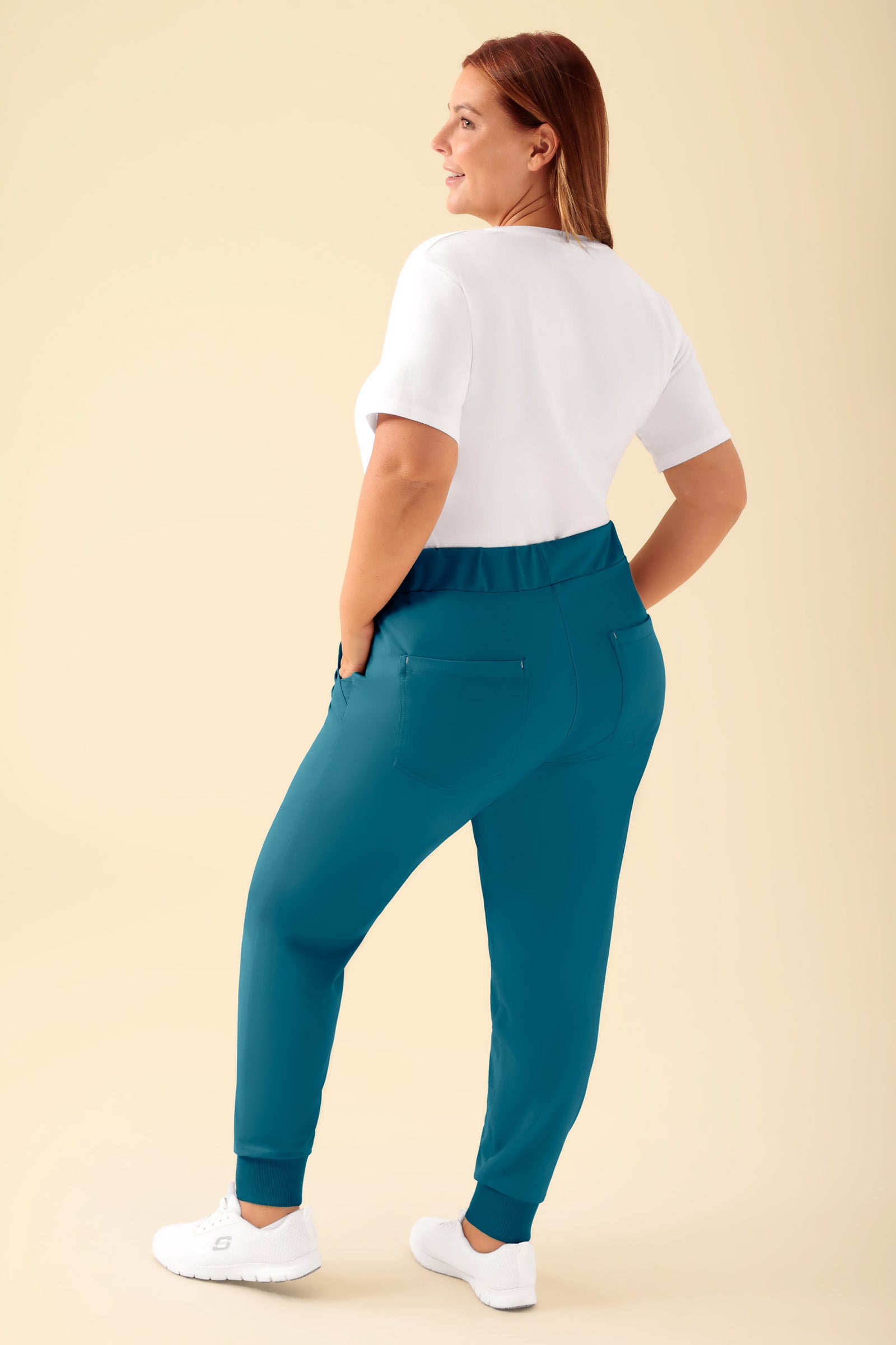 KAERE Hose Damen - Saumbündchen ohne Beintaschen petrol, Rückansicht Das Model ist 173 cm gross und trägt Grösse XL