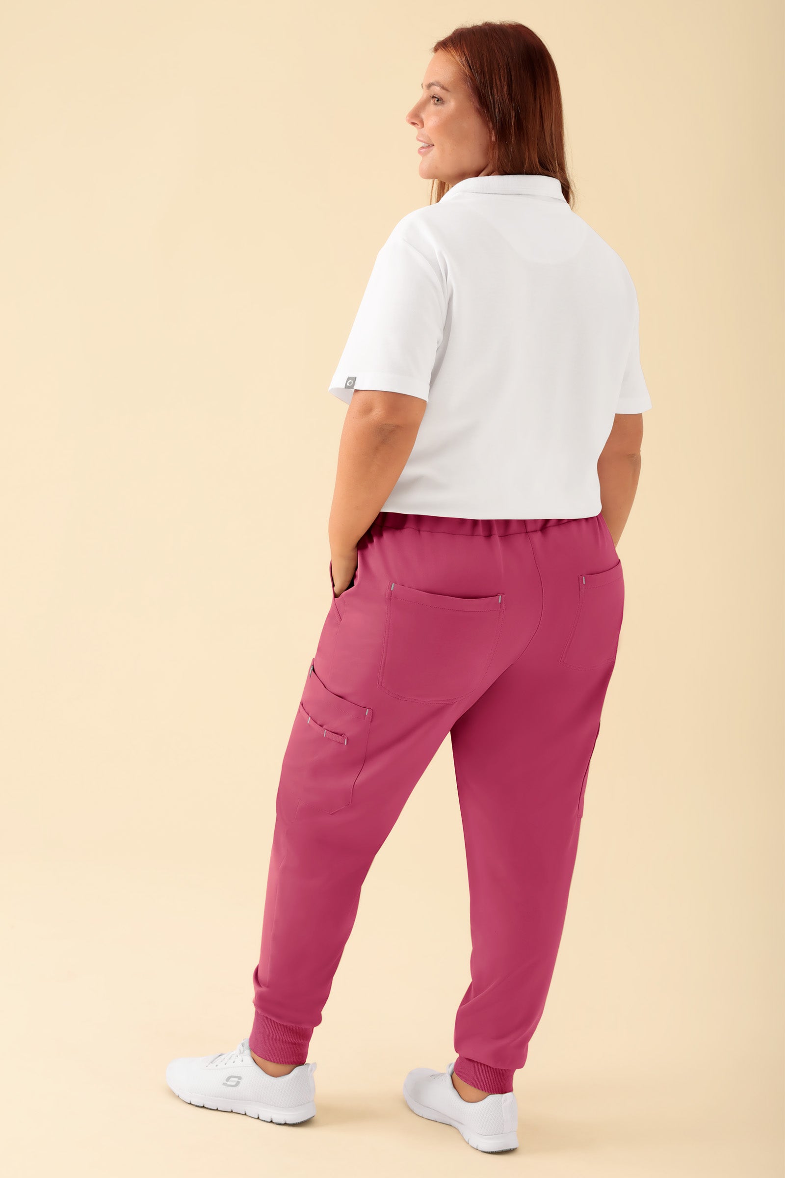 KAERE Hose Damen - Saumbündchen mit Beintaschen rosenholz, Rückansicht Das Model ist 173 cm gross und trägt Grösse XL