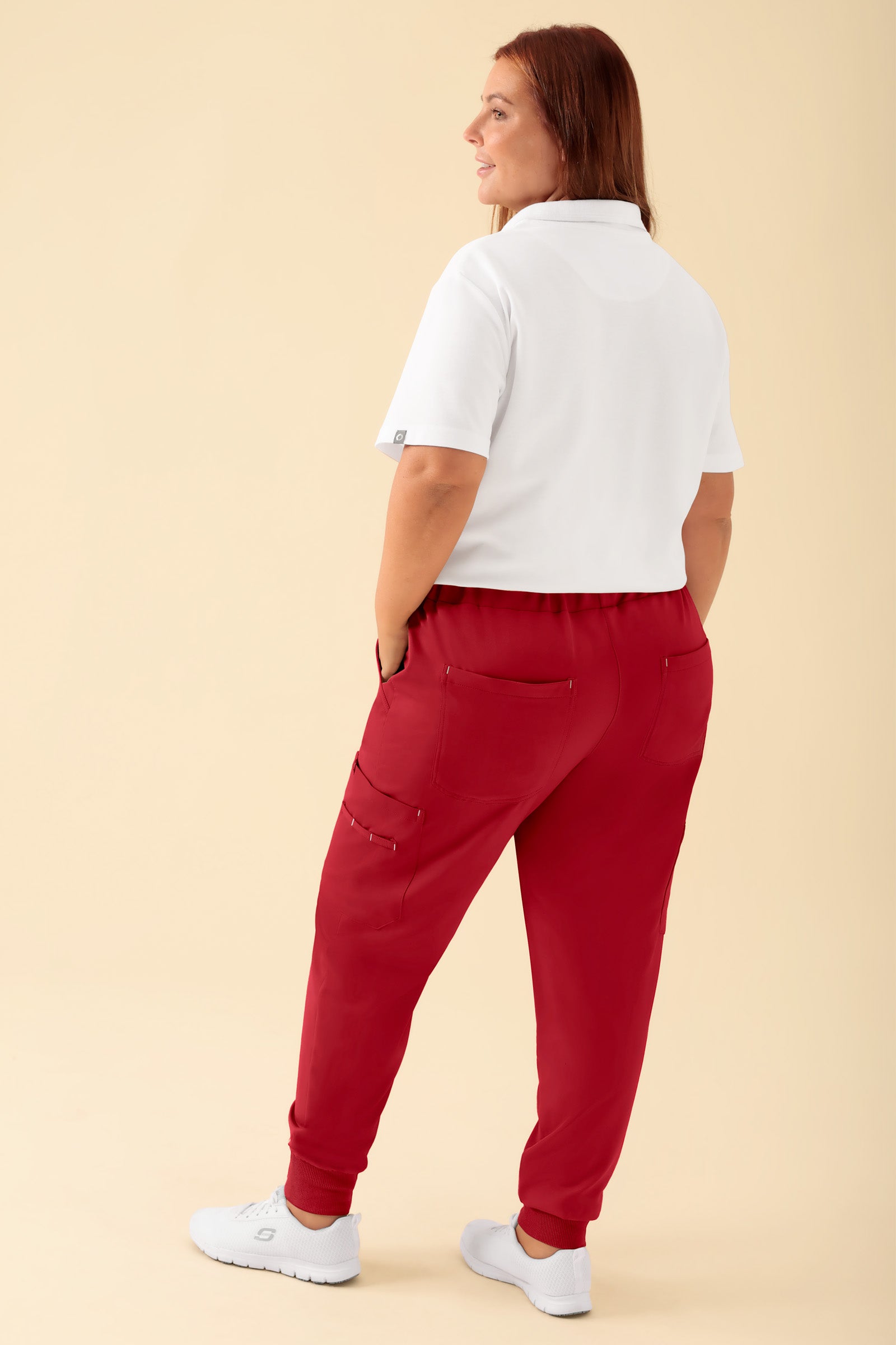 KAERE Hose Damen - Saumbündchen mit Beintaschen rot, Rückansicht Das Model ist 173 cm gross und trägt Grösse XL