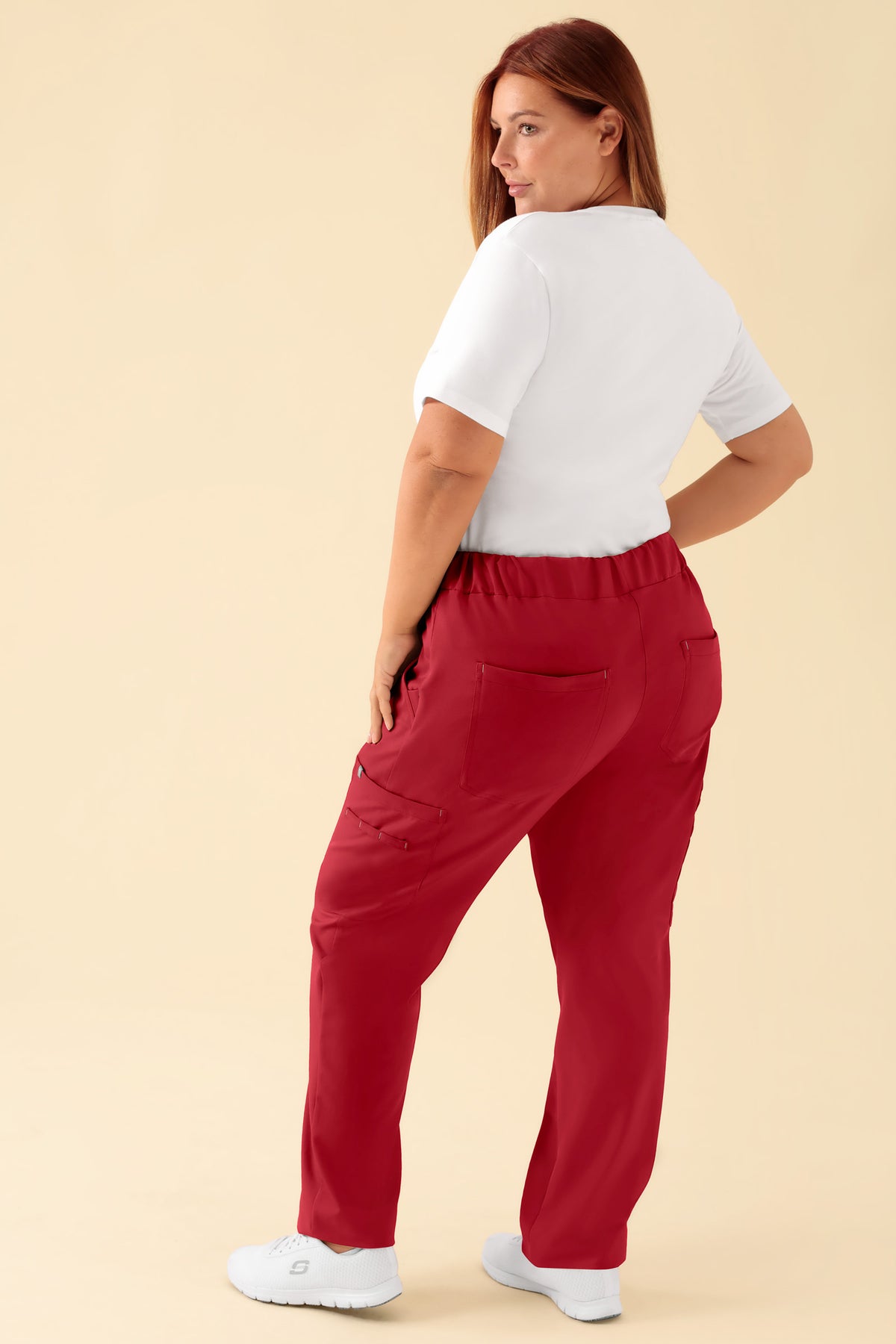 KAERE Hose Damen - gerader Saum mit Beintaschen rot, Rückansicht Das Model ist 173 cm gross und trägt Grösse XL
