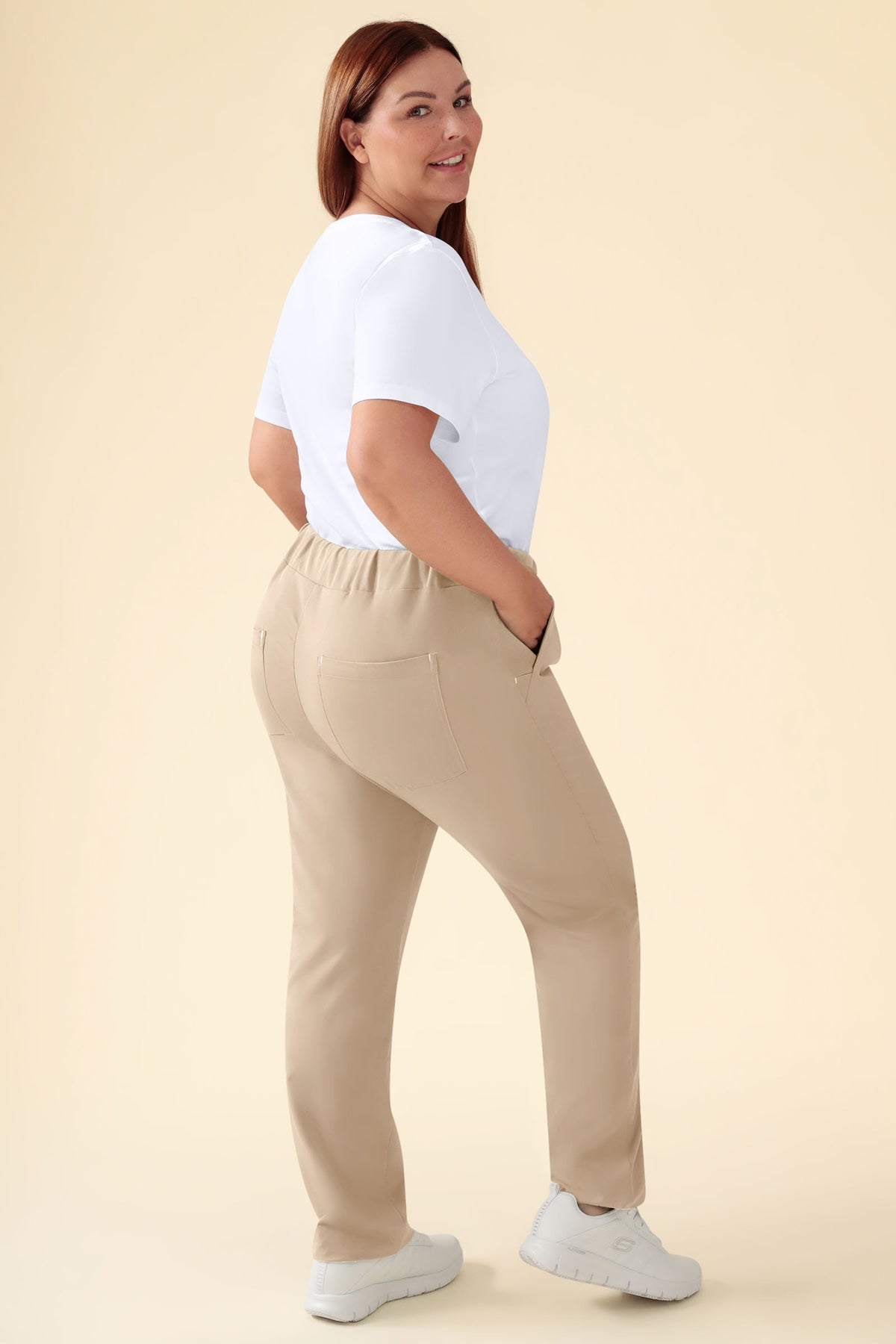 KAERE Hose Damen - gerader Saum ohne Beintaschen sand, Rückansicht Das Model ist 173 cm gross und trägt Grösse XL